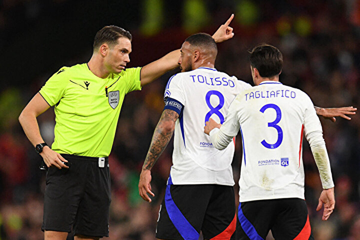 Lyon maçın son bölümünü 10 kişi oynamak zorunda kaldı. Tolisso kırmızı kartla oyun dışında kaldı.