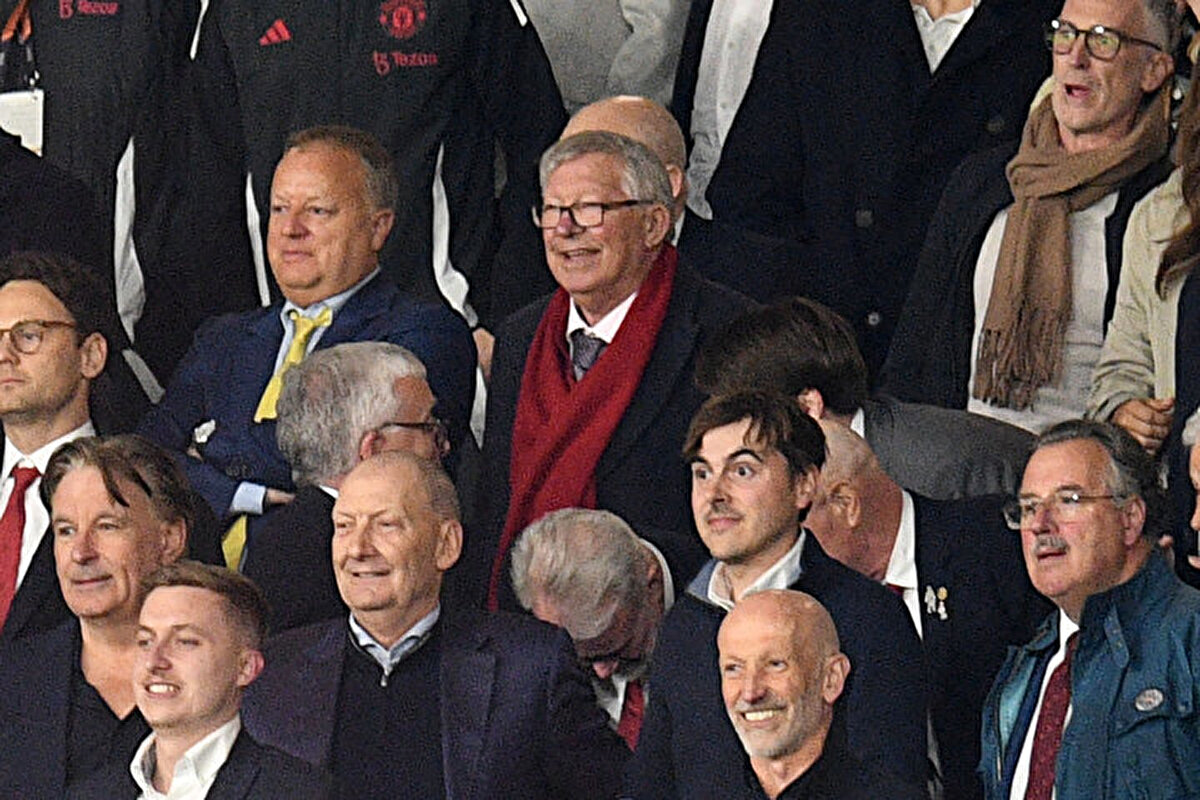 Manchester United'ın efsane teknik direktörü Alex Ferguson da stadyumda bu zafere ve sevince şahit oldu.