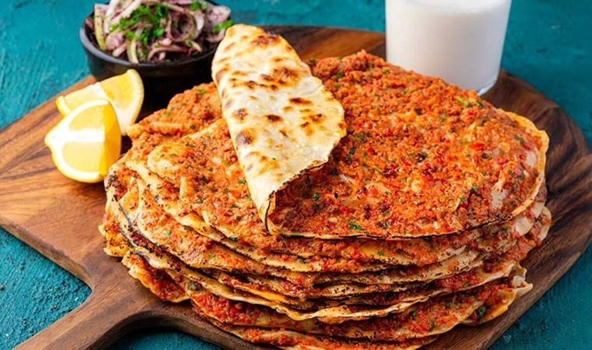 Tarım ve Orman Bakanlığının denetimleri sonucunda, bazı firmalarda lahmacun harcında tek tırnaklı eti tespit edildi.