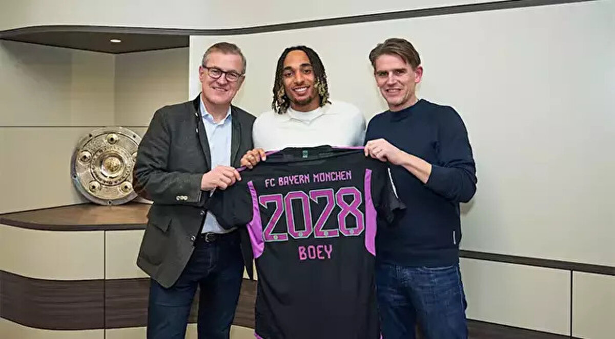 Türkiye rekoru kırdı<br><br>Galatasaray'dan 2023-2024 sezonunun ara transfer döneminde 30 milyon avro net ve 5 milyon avro şarta bağlı bonus karşılığında Bayern Münih'e transfer olan Sasha Boey, Türkiye'den yurt dışına en yüksek bonservis bedeliyle giden futbolcu rekorunu kırdı.