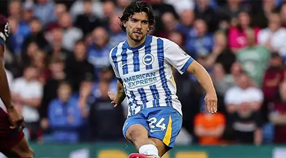 Geçen sezonunun sonunda Fenerbahçe'den 30 milyon avro bonservis bedeliyle İngiltere Premier Lig ekiplerinden Brighton'a transfer olan Ferdi Kadıoğlu iyi bir başlangıç yapmasına rağmen parmak eklem kapsülü yırtığı sebebiyle istikrarını koruyamadı.