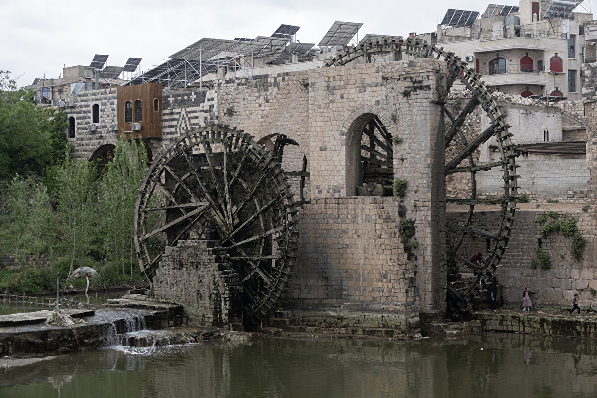 Tarih boyunca Hama'da 30'dan fazla su değirmeni vardı. Ne yazık ki orijinal su çarklarından sadece 17 tanesi 21. yüzyıla kadar varlığını devam ettirebildi.