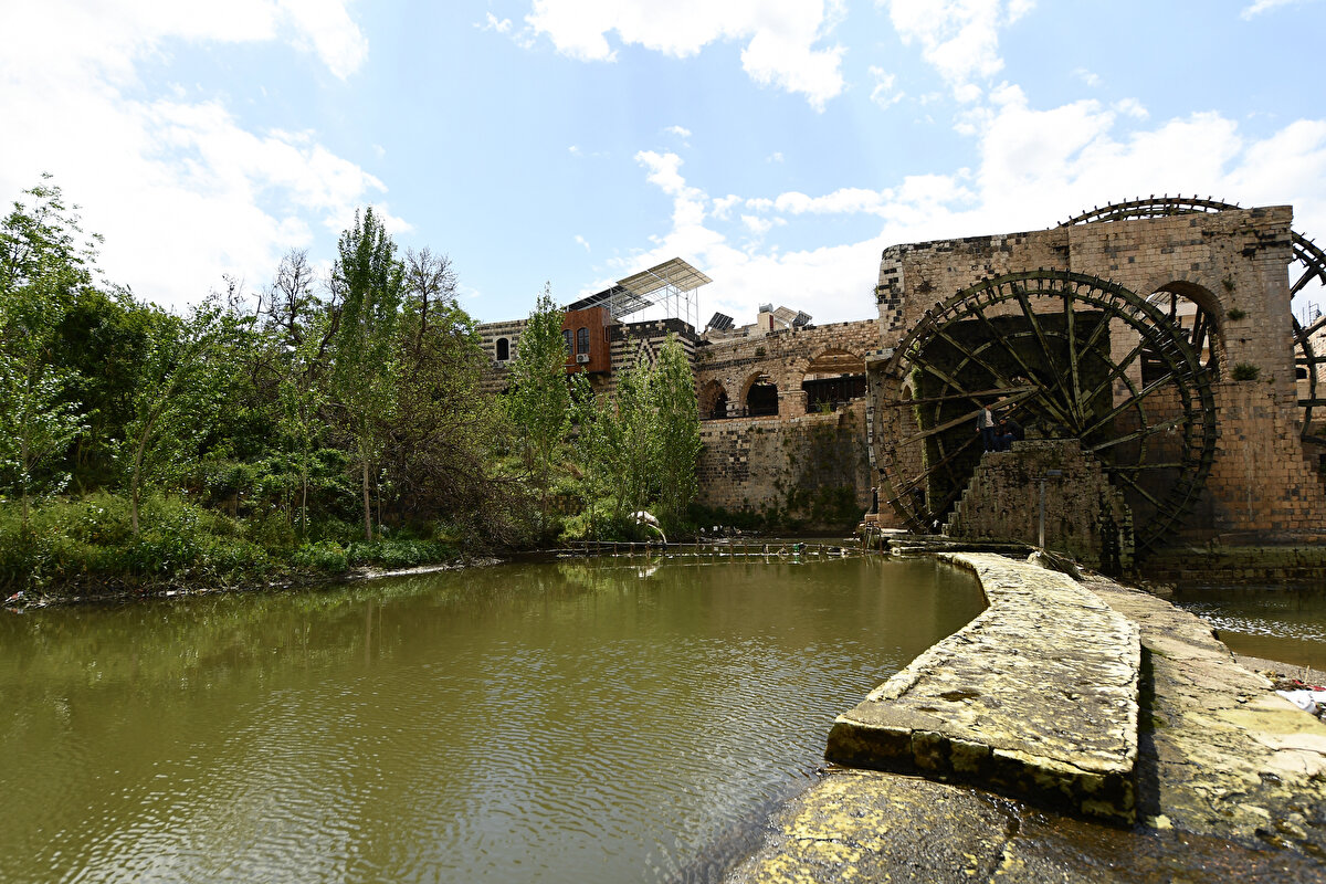Yaklaşık iki bin yıldır, devasa çarklar çorak bir araziye su sağlayan bu yapılar, yerleşim yerlerini besledi ve nihayetinde medeniyet ve kültürün gelişimine olanak sağladı.