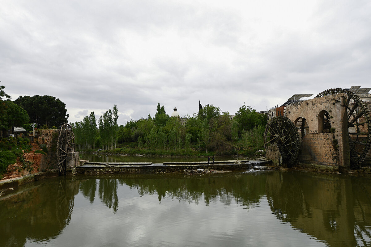 Karmaşık geometrik tasarımlara sahip ahşaptan yapılmış olan bu tekerlekler, birçok tarihçinin şimdiye kadar yapılmış en büyük ve en ayrıntılı su çarkları olduğuna inandığı tekerleklerdir.
