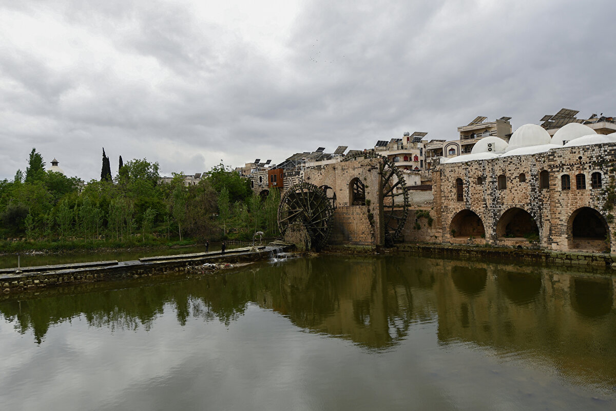 Suriye'nin Hama kentinden geçen Asi Nehri'nin kenarındaki devasa su değirmenleri, türünün en eski ve en büyük yapıları arasında yer almaktadır.