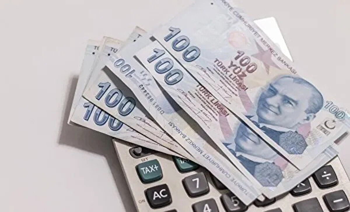 Milyonlarca Bağ-Kur sigortalısı için emeklilik yolunda önemli bir reform gündemde. Halihazırda, SSK'lı çalışanlar 7.200 prim günüyle emekli olabiliyorken, esnaf ve kendi işini yapan Bağ-Kur’lular için bu süre 9.000 gün. Bu da Bağ-Kur'luların emekli olabilmek için yaklaşık 5 yıl daha fazla prim ödemesi gerektiği anlamına geliyor. Uzun süredir kamuoyunda tartışılan düzenleme için bu kez somut bir adım atılması bekleniyor. Çalışma ve Sosyal Güvenlik Bakanlığı tarafından hazırlanan ve TBMM’de görüşmeleri süren torba yasa tasarısında, Bağ-Kur’lular için prim gün süresinin SSK ile eşitlenerek 7.200 güne düşürülmesi maddesi yer alıyor.