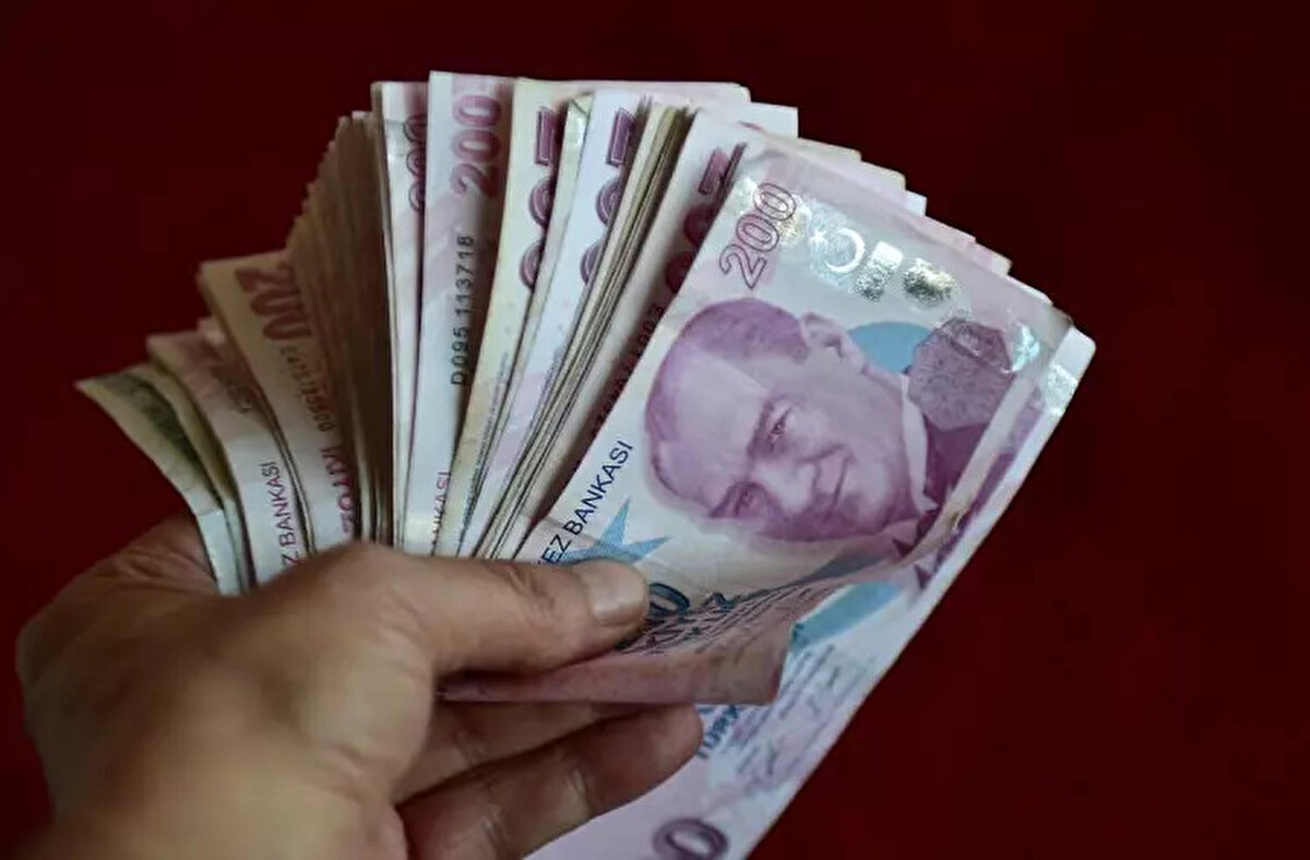 Ayrıca çalışma hayatında bir dönem esnaflık bir dönemde sigortalı olarak özel sektörde veya Emekli Sandığı’na bağlı olarak çalışmış iseniz hangi kurumdan emekli olacağınızla ilgili bazı kurallar mevcuttur. İlk sigorta başlangıç tarihi 2008’den önce ise çalışılan son 7 yıl içerisinde (2520 gün), 3,5 yıl (1260 gün) hangisinde priminiz daha fazla ise o kurumun şartına göre emekli olunabilir.<br><br>Örnek verecek olursak çalışma hayatına 2008 öncesinde başlayan bir kişinin ilgili dönemlerde çalışmaları aşağıdaki tabloda verilmiştir.