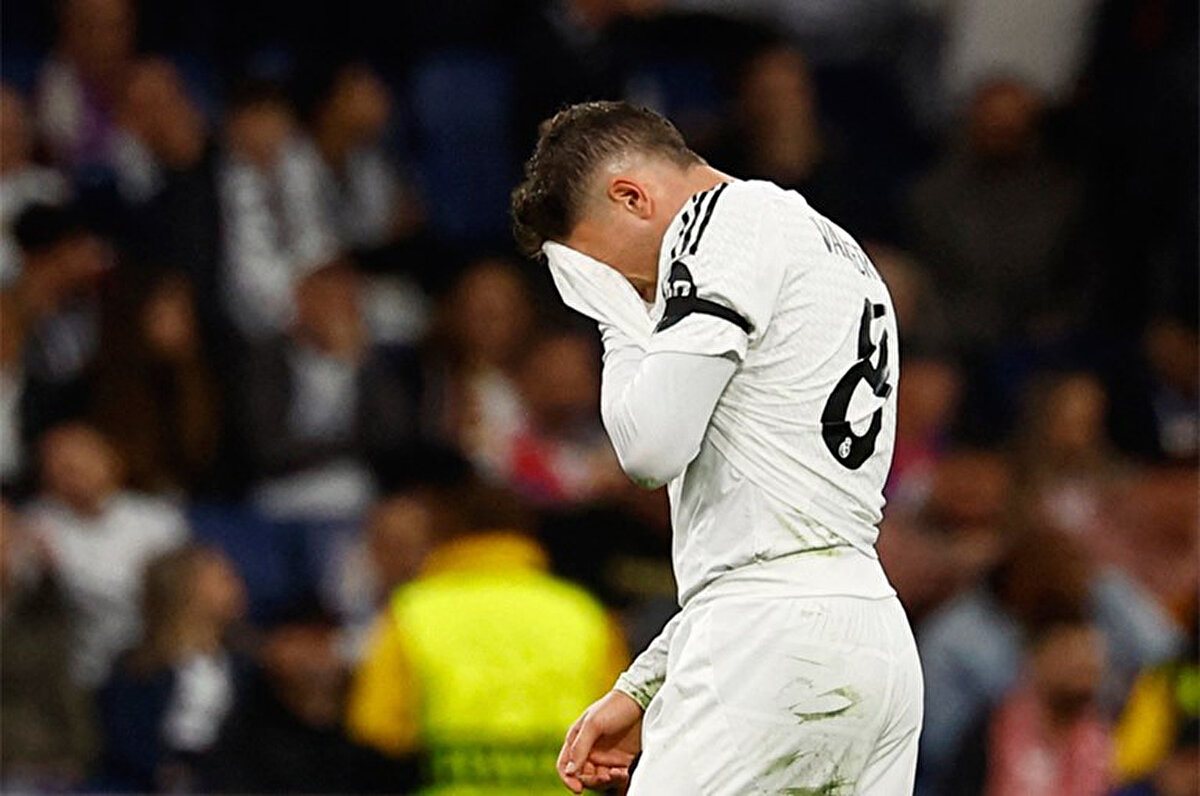 Şampiyonlar Ligi çeyrek finalinde Arsenal'a elenen Real Madrid'de bazı futbolcular, sportif direktör ve teknik direktör Carlo Ancelotti'ye büyük tepki var.<br>