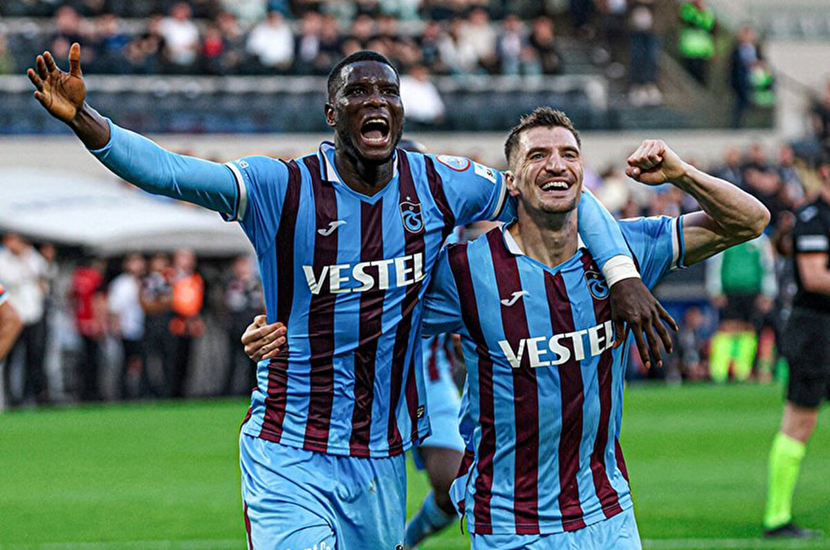 Southampton'ın sözleşmesi Haziran 2026'da sona erecek futbolcu için 10 milyon Euro'luk bir fiyat belirlediği belirtilerek, İngiliz kulübünün geçen yaz Trabzonspor'dan gelen 7 milyon Euro'luk teklifi reddettiği hatırlatıldı.<br>