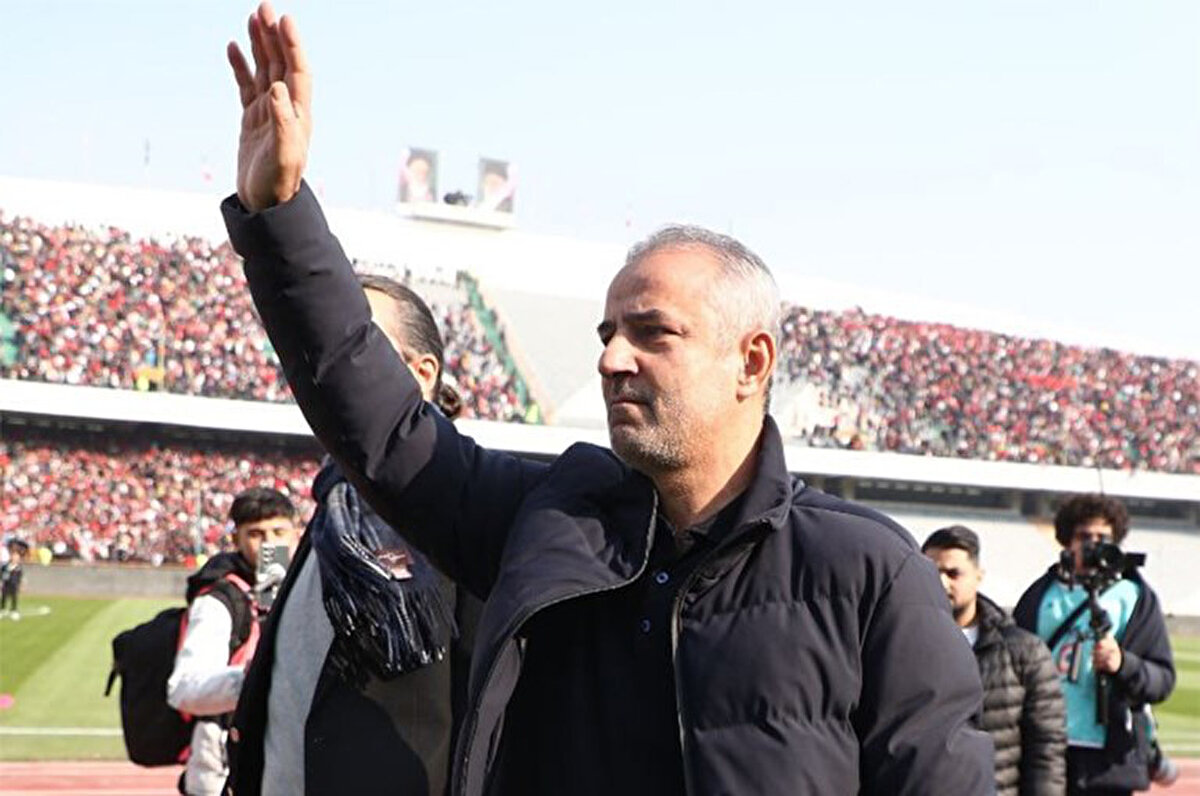 Şu anda Sepahan'ın beş puan gerisindeyiz ve sezon sonuna kadar üç maçımız daha var. Gerçekçi olmalıyız. Ben açık sözlü, risk almadan konuşan bir insanım. Bakıldığında ikinci olma şansımız var. Sezonu iyi bir şekilde kapatmak için önümüzdeki üç maçı kazanmamız gerekiyor. İkinci mi, üçüncü mü oluruz bilmiyorum."<br>