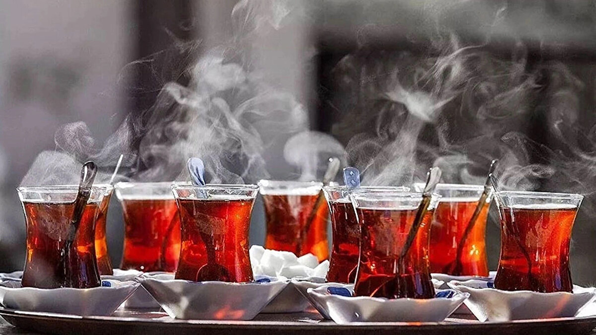 İşte doğru çay demlemenin adımları:<br><br>1. Alt demlikteki suyu kaynatın.<br><br>2. Su kaynadıktan sonra üst demliğe az miktarda sıcak su dökün.<br><br>3. 5 yemek kaşığı (kaçak çay ise daha az) siyah çayı bu sıcak suyun üzerine yavaşça ilave edin.<br><br>4. Alt demliğe yeniden soğuk su ekleyin ve ocağa alın.<br><br>5. Üst demlikteki çay, buharla yavaş yavaş demlenirken, yaklaşık 10 dakika içinde 'tavşan kanı' kıvama ulaşır.