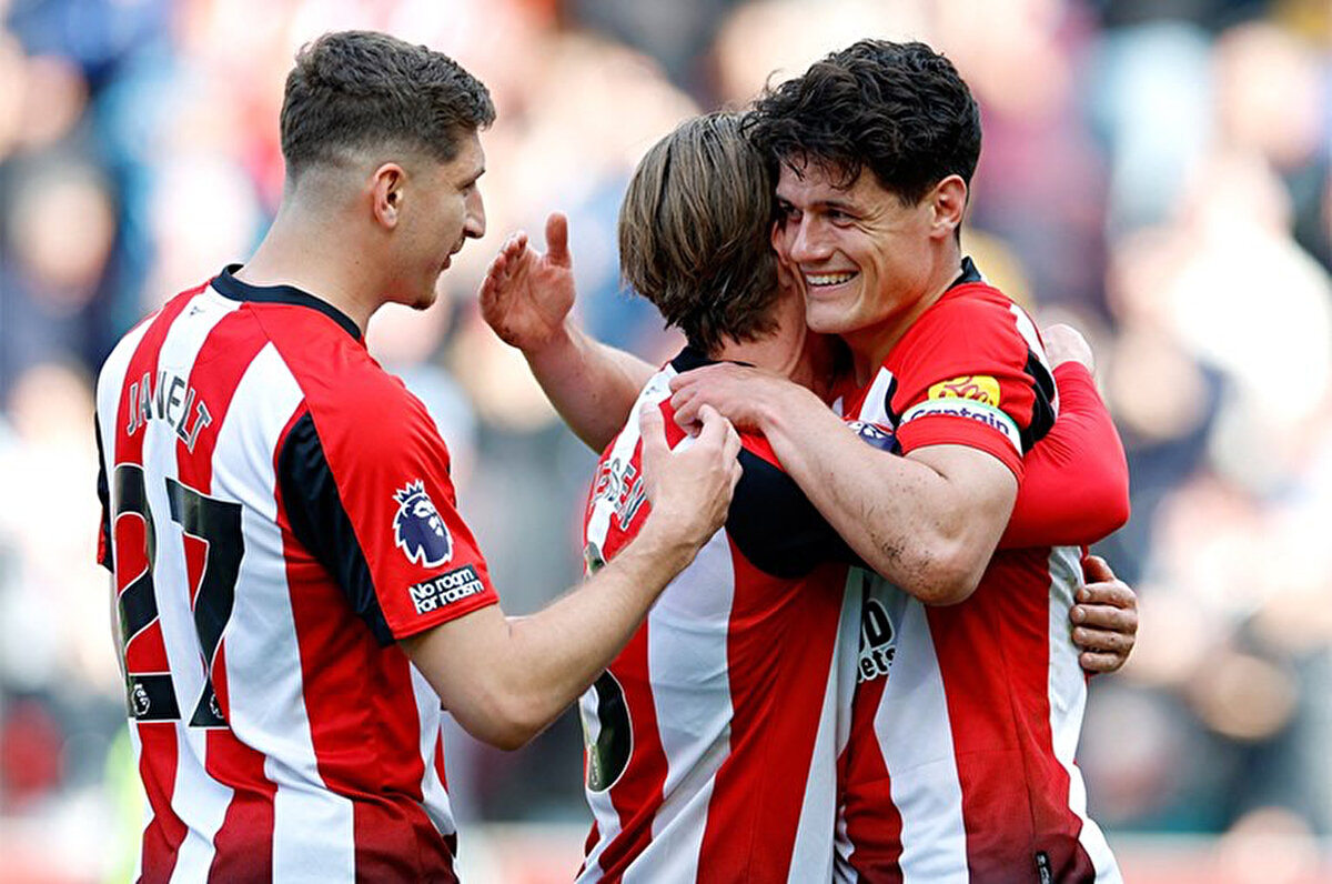 Brentford'ın gollerini Bryan Mbeumo (2), Yoane Wissa ve Christian Norgaard kaydetti. Brighton'da ise Danny Welbeck ve Kaoru Mitoma ağları havalandırırken Joao Pedro kırmızı kartla oyun dışında kaldı.<br>