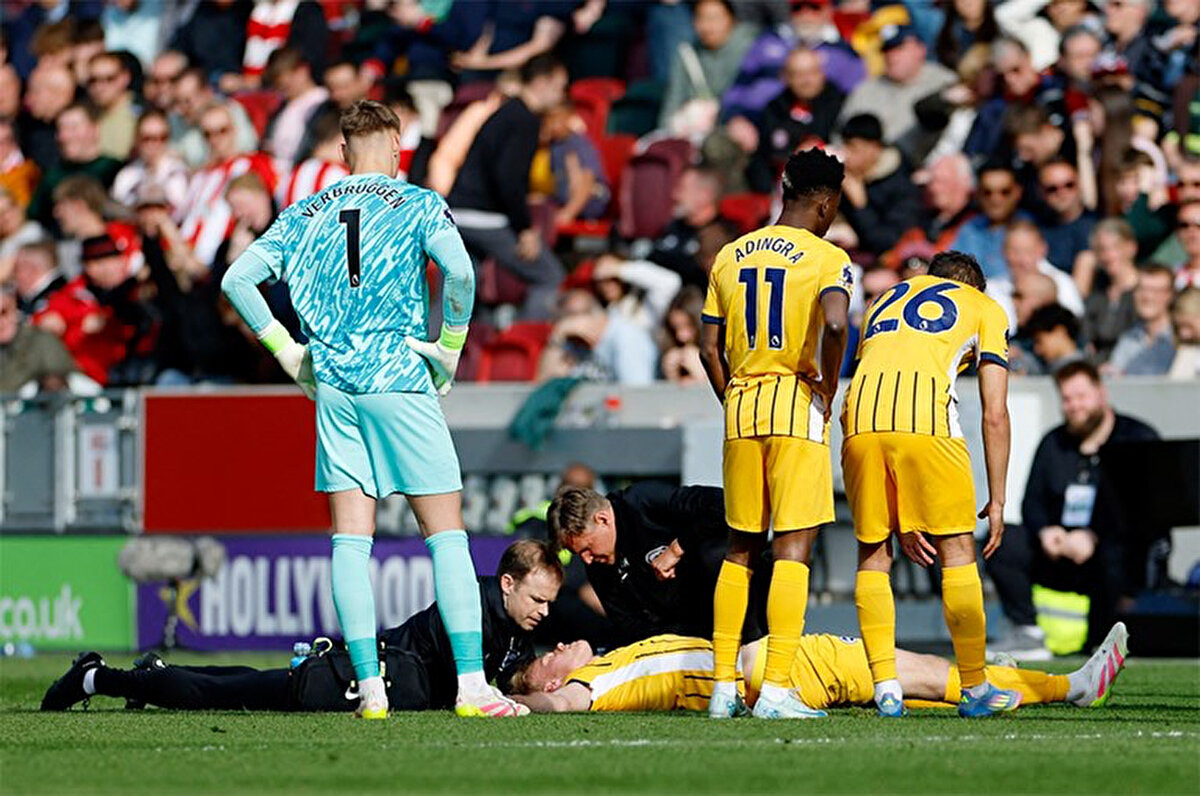 Tedavinin tamamlanmasının ardından Yunus Emre Konak yerini Gustavo Gomes'e, Jan Paul van Hecke ise Eiram Cashin'e bıraktı. Yaşanan çarpışmanın ardından van Hecke sahayı sedyeyle terk etti.<br>