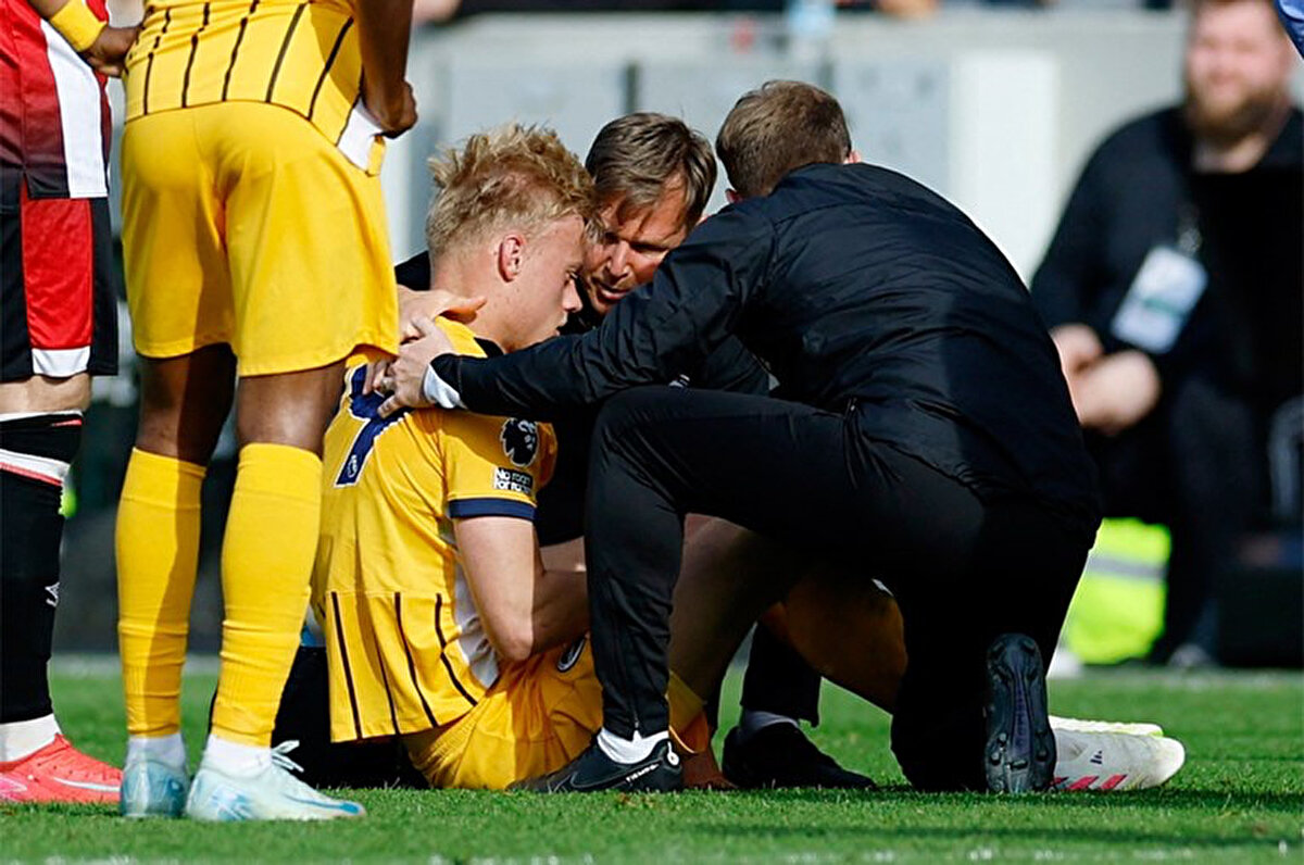 Maçın uzatma dakikalarında Yunus Emre ile Brighton'dan Jan Paul van Hecke, bir pozisyonda kafa kafaya çarpıştı. İki futbolcu da pozisyonun ardından yerde kalırken ilk müdahale sahada yapıldı.<br>