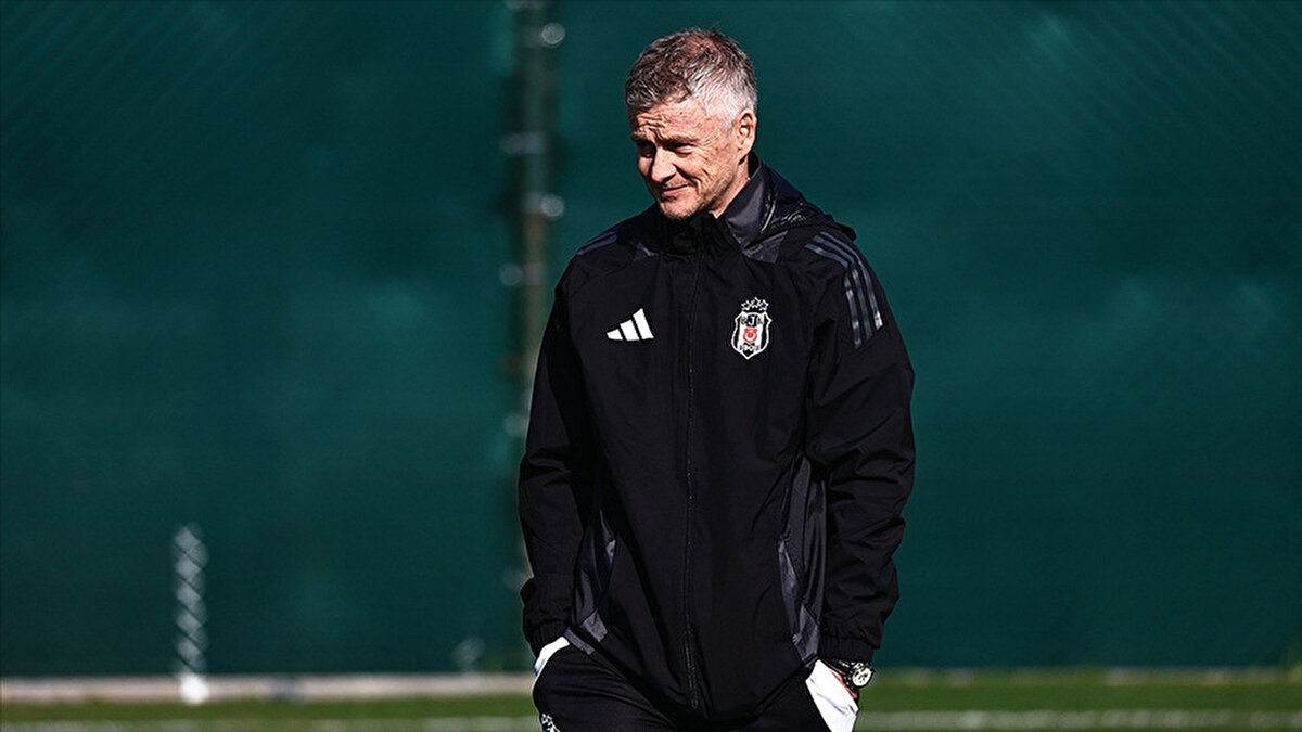 Ole Gunnar Solskjaer, RAMS Başakşehir maçına ilk 11'de başlayan Salih Uçan'ı yedek kulübesine çekerken, sakatlığı bulunan Muçi ise maç kadrosuna alınmadı. Tecrübeli teknik adam ilk 11'de Emirhan Topçu ve Hadziahmetovic'e görev verdi.<br><br>