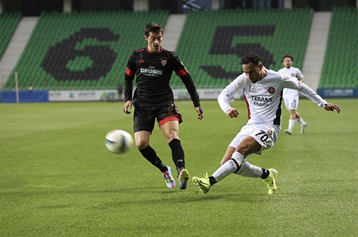 Süper Lig'e çıkma mücadelesini yakından ilgilendiren maçın ilk yarısı golsüz eşitlikle tamamlandı. Karşılaşmanın 66. dakikasında Boluspor, Jefferson'la öne geçti.<br>