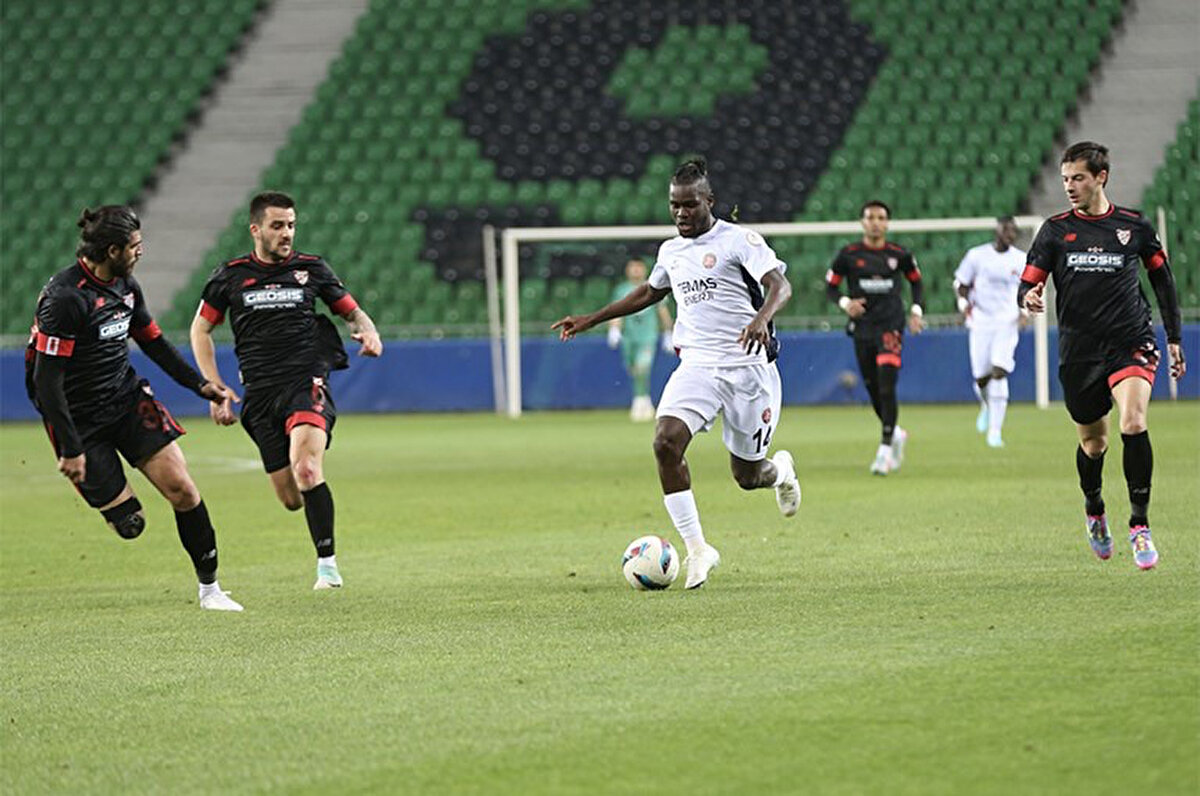 Kalan dakikalarda skoru koruyan Boluspor, sahadan 1-0 galip ayrılıp puanını 52'ye yükseltti. Ligde ikinci sırada yer alan Fatih Karagümrük ise 60 puanda kaldı.<br>