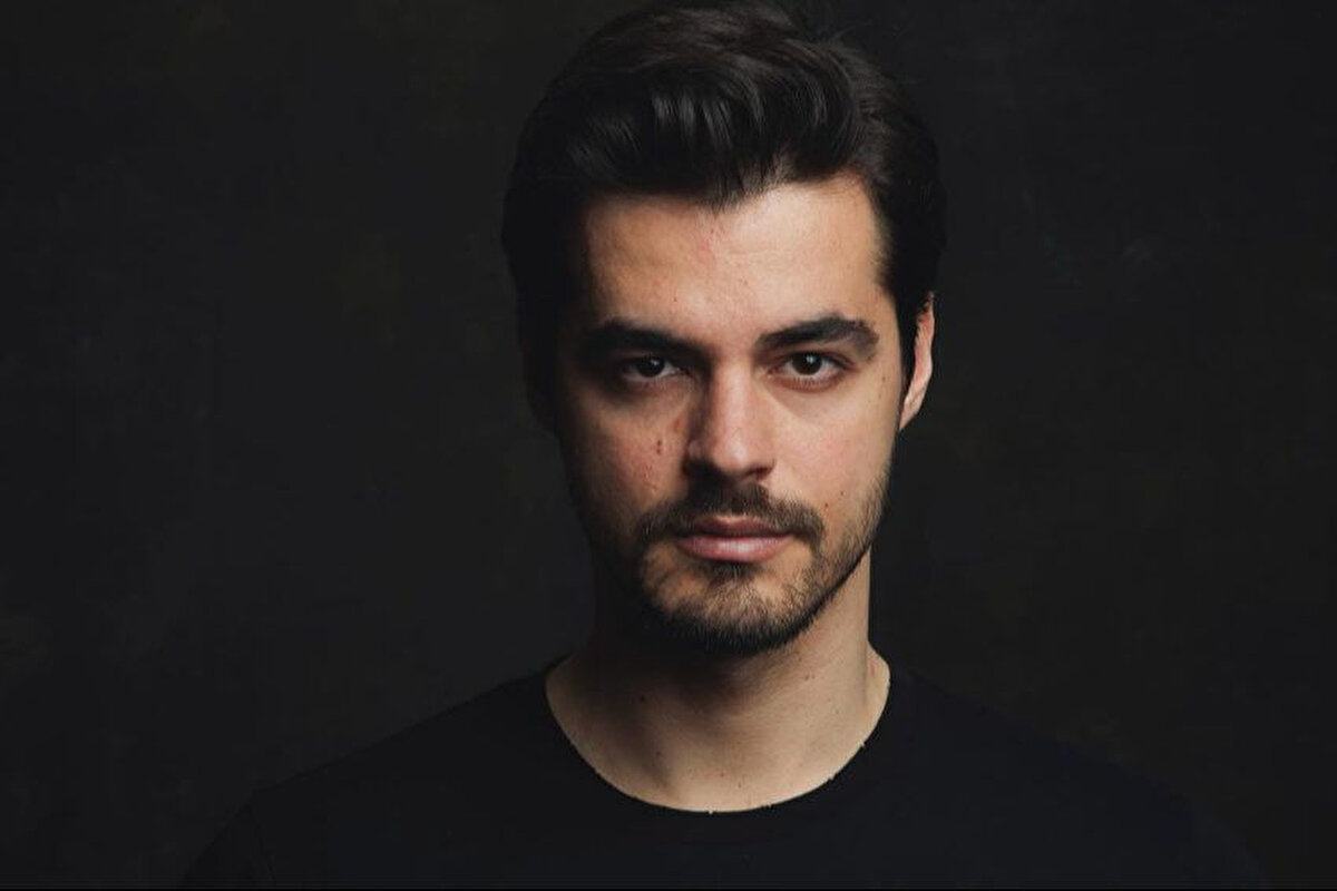 Berk Atan kimdir?<br><br>26 Eylül 1991 yılında İzmir'de doğan oyuncu, 2012 yılında katıldığı Best Model of Turkey yarışmasında birinci oldu.<br><br>Her Şey Yolunda Merkez dizisiyle oyunculuğa adım atan Atan, Dayan Yüreğim, Güneşin Kızları ve Cennetin Gözyaşları gibi yapımlarda rol aldı.