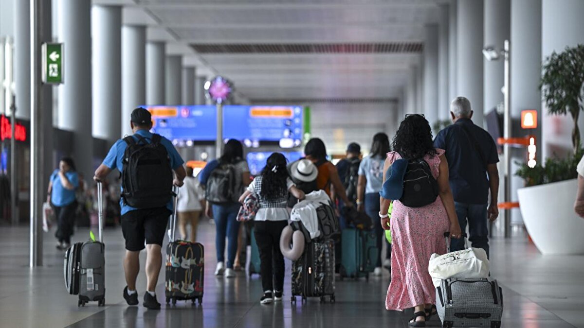 Hakkında rapor tutulan yolcu Sivil Havacılık Genel Müdürlüğü (SHMG)'ne bildirilirken hava yolu firması tarafından 1 ay kara listeye alındı. 