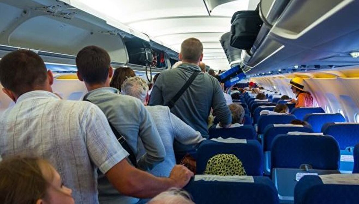 Pilot'un kule ile telsiz konuşması ‘Efendim uçağa polis rica etmiştik. Tekrar kontrol edebilirseniz park pozisyonuna. Uçakta sigara içti efendim. Arka taraflarda oturuyor. Arka merdivenden girerse polis daha iyi olacak’ şeklinde kayıtlara yansıdı.