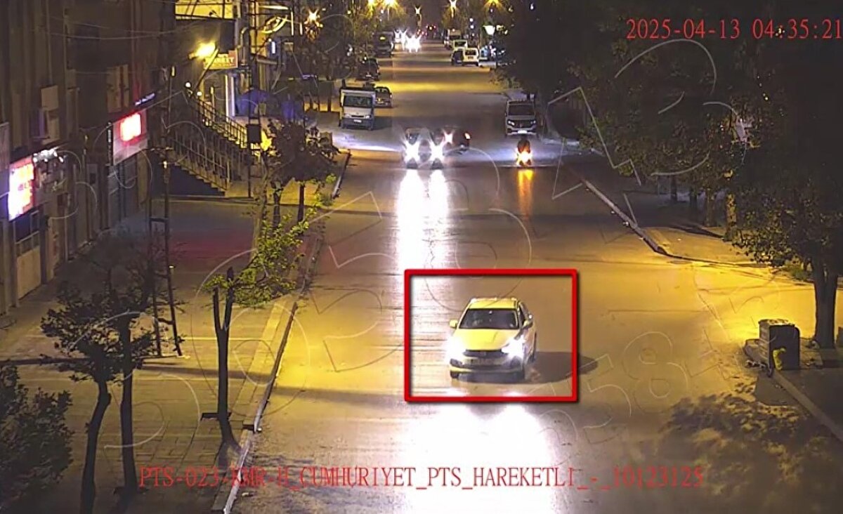 5 milyonluk hırsızlık her anı ile kamerada<br><br>Şüpheli şahısların hırsızlık anları ve kaçma anları ise her anıyla çok sayıda güvenlik kamerasına saniye saniye yansıdı. Görüntülerde, şüphelilerin olay mahalline gelmek için evlerinden ayrılma, olay mahalline gelme, hırsızlık sonrası çelik kasayla ayrılma ve hırsızlık sonrası ellerindeki alkol şişeleri ile tokalaşarak birbirini tebrik etme anları yer aldı.