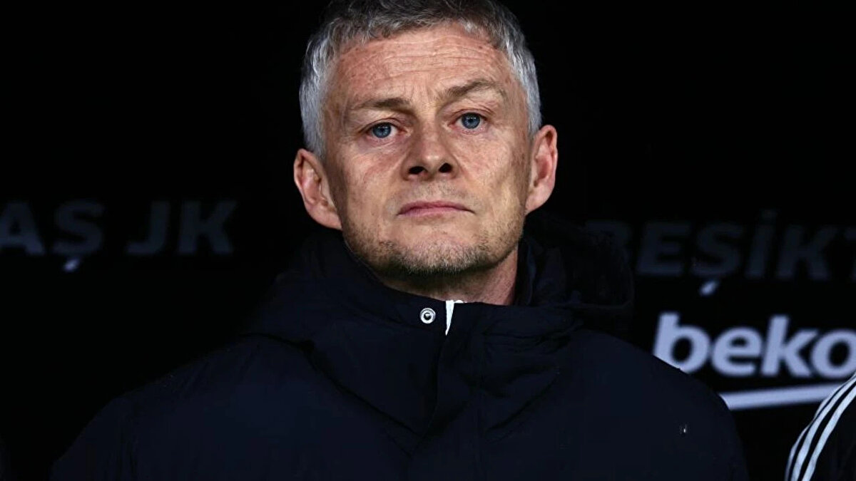 "İlk yarı çok iyiydik. İyi kontrol, 2-0'a çok yakındık. Çok yakın bir ofsayttı. Rafa iyi oynadı. İkinci yarı golü yedikten sonra duygusal olarak kontrolümüzü kaybettik. Bu oyuncular, bu kulüp zor durumdan geçiyor.