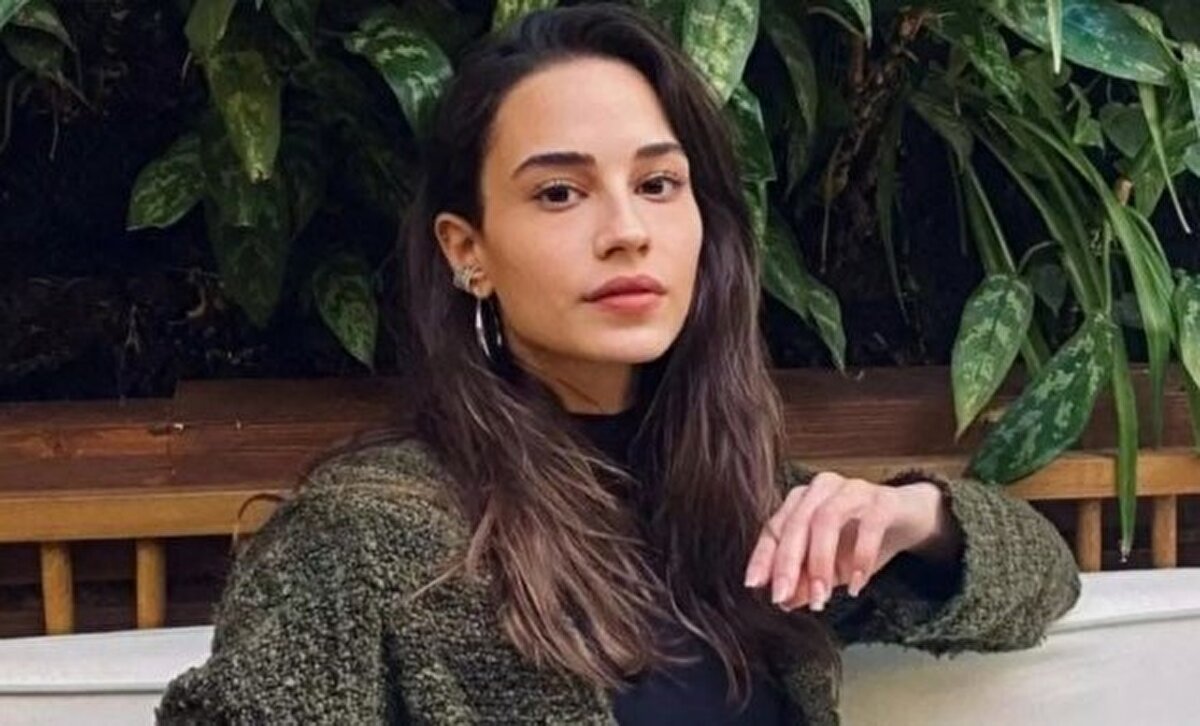 Sude Zülal Güler kimdir?<br><br>Suda Zülal Güler, 25 Ağustos 2001 yılında İstanbul’da doğdu. Makedonya kökenli olan Güler, 2013 yılında rol aldığı 'Çınar' dizisi ile oyunculuk kariyerine başladı. 2018 yapımı 'Keşif' filmi ile de beyaz perdeye adım atan Sude Zülal Güler, Mayıs Kraliçesi, Muhteşem Yüzyıl, İsimsizler gibi yapımlarda rol aldı.