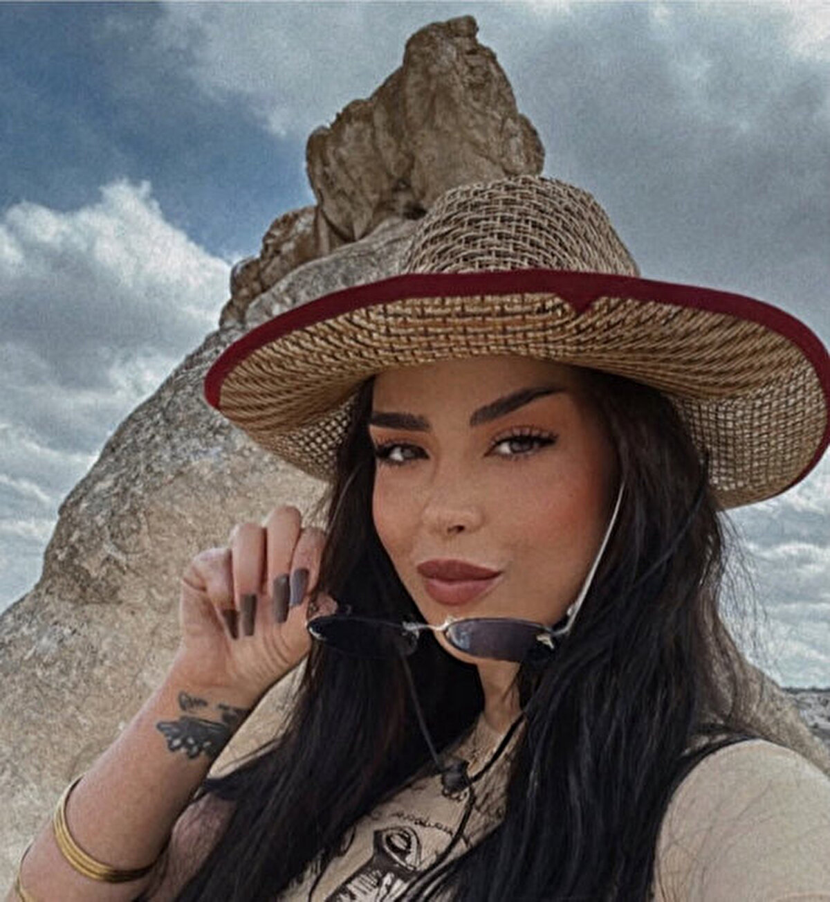 Komşular, genç kadının evine geldiğinde Kırav'ı kanlar içerisinde gördü. Komşu, durumu polis ve sağlık ekiplerine bildirdi. Kısa sürede olay yerine gelen sağlık ekipleri Kırav'ın hayatını kaybettiğini belirlerken polis ekipleri yaptıkları çalışmada olayı oyuncu Sevil Akdağ'ın yaptığını belirledi. Ekipler, incelemeleri sırasında Elif Kırav'ın vücudunun çeşitli yerlerinde çok sayıda bıçak izi ve olay yerinde boğuşma izi olduğunu tespit etti.