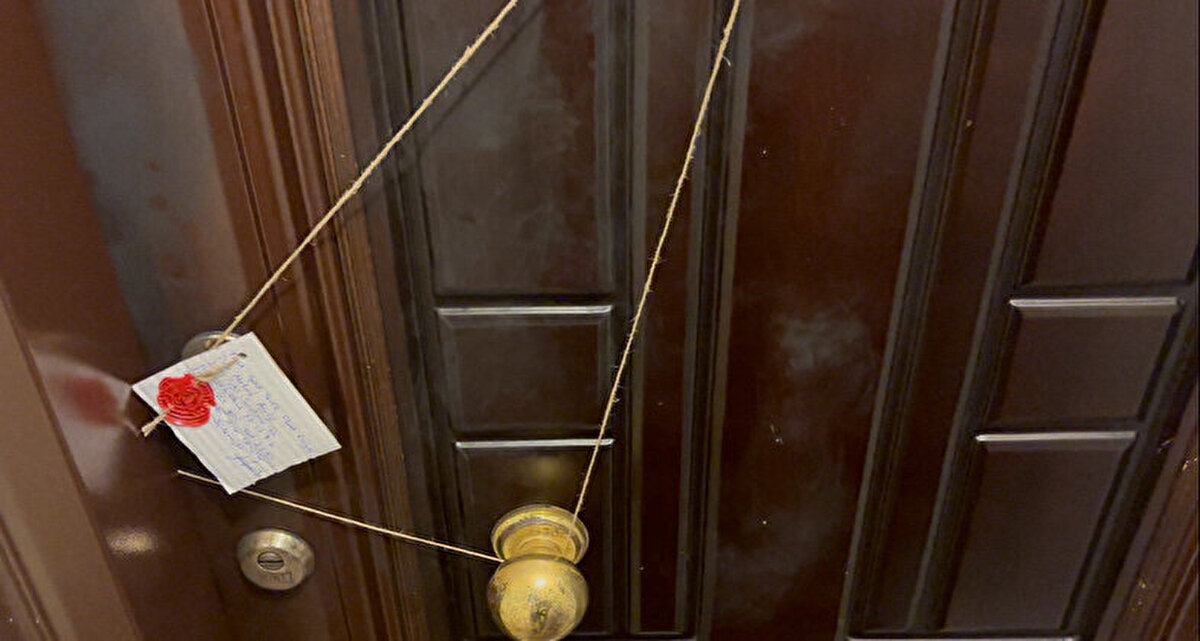 Tartışmanın büyümesi üzerine Sevil Akdağ arkadaşını bıçakla öldürdükten sonra bileklerini kesti. Akdağ, kısa süre sonra evden kaçtı. Hayatını kaybeden Elif Kırav'a ulaşamayan yakınları, apartmandaki komşularını arayarak eve bakmalarını istedi.