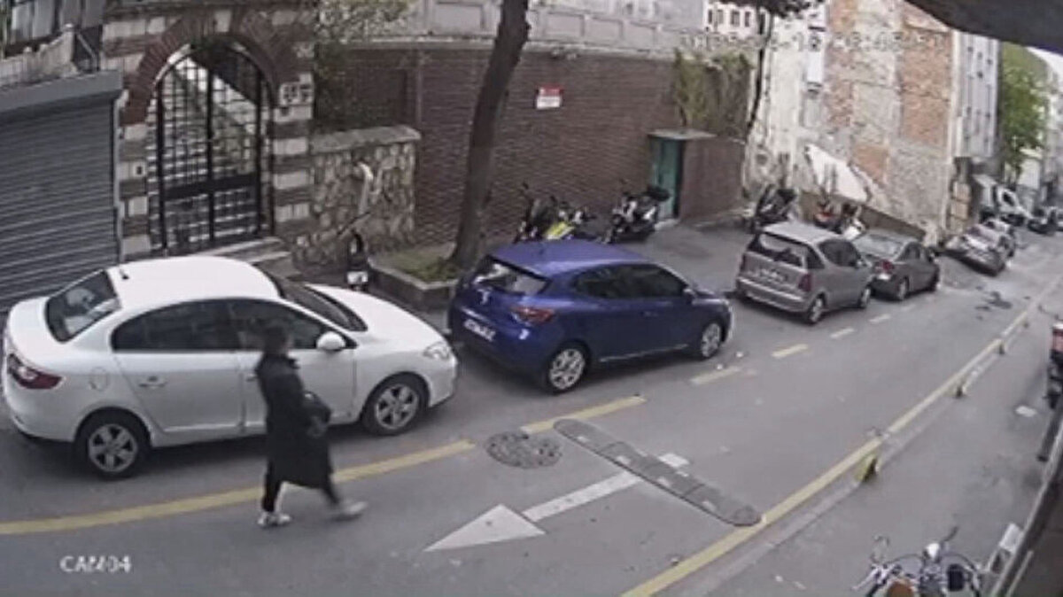 Siyah giyimli biri apartmandan koşarak uzaklaştı<br><br>Elif Kırav'ın komşusu emniyete verdiği ifadede, olay günü sabah saatlerinde Kırav'ın dairesinden çok fazla bağrışma sesi geldiğini, kendisinin seslerden rahatsız olduğunu, tekrar uyumaya çalıştığı sırada apartman merdivenlerinden ayak sesleri geldiğini ve kapı deliğinden baktığında siyah giyimli birinin apartmandan koşarak uzaklaştığını gördüğünü söyledi. Daha sonra saat 16.30 sıralarında Kırav'ın annesinin telefon ile kendisini aradığını kızlarına ulaşamadığını söylemesi üzerine daireye çıktığını ve kapının açık olması üzerine içeri girdiğinde Kırav'ı yaralı vaziyette gördüğünü belirtti.