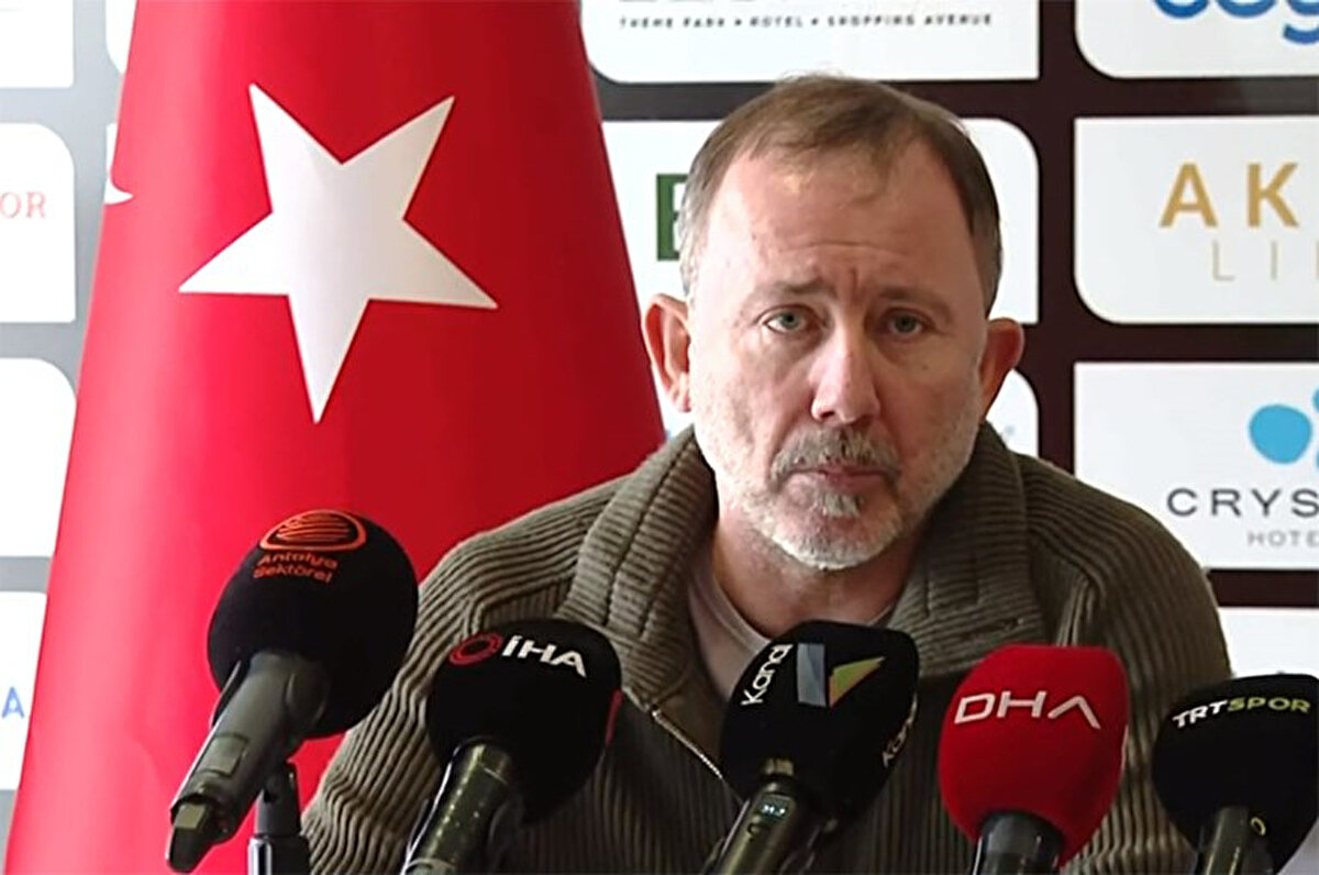 Süper Lig'deki güç dengesinin bozulduğuna vurgu yapan Yalçın, "Zaten Türkiye liginin durumu ortada, kazanırlar. Güç dengesi o kadar eşit değil ki ligde. Eskiden bu kadar değildi. Şimdi Anadolu takımlarının bu kadar güçsüz olması, ekonomik olarak bu kadar sıkıntısı olması farkı o kadar açtı ki... Eskiden bir Anadolu takımı gelip sürpriz yapabilirdi İstanbul'da, o gücü vardı. Ben Kayserispor'da çalışırken içerde Fenerbahçe'yi yendim, geldim İstanbul'da Galatasaray'ı yendim, sonra Beşiktaş deplasmanına geldim, son dakikada 2-2'yi kurtardılar en iyi kadrosuyla" ifadelerini kullandı.<br>