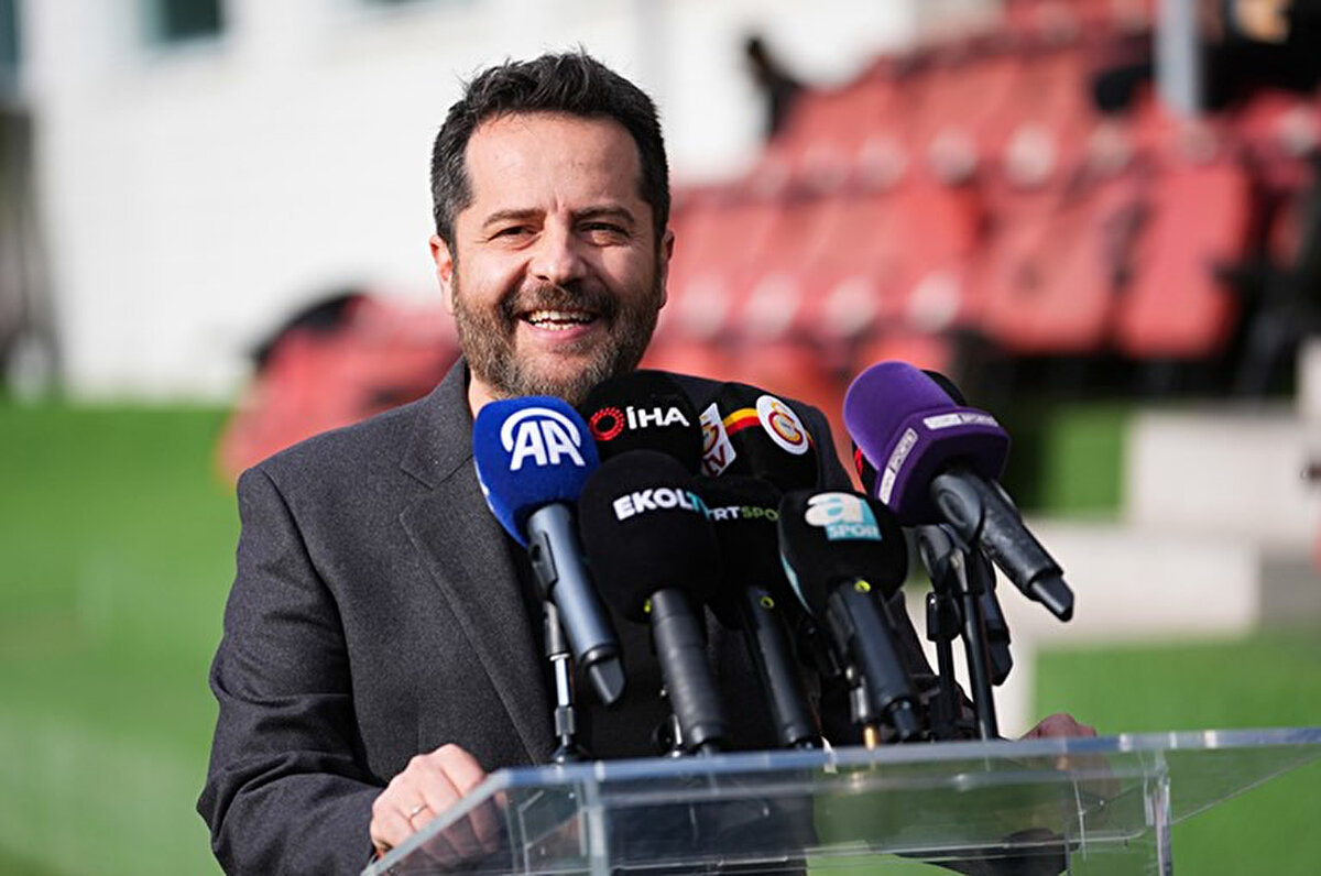 "Bu görev, devir-teslim olarak düşünüyorum. Erden Bey bugün yok ama belki daha sonra olur. Bayağı genç bir kardeşimiz, önümüzdeki yıllarda kesin görev alacağını düşünüyorum. Her yiğidin yoğurt yemesi farklıdır. Galatasaray yine şampiyonluğa gidiyor. Demek ki başarı var."<br>