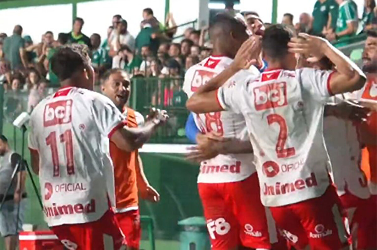 Son dönemde Mauro Icardi ile özdeşleşen gol sevincini yapan Elias, ikinci sarı kartını görüp oyundan atıldı.<br>