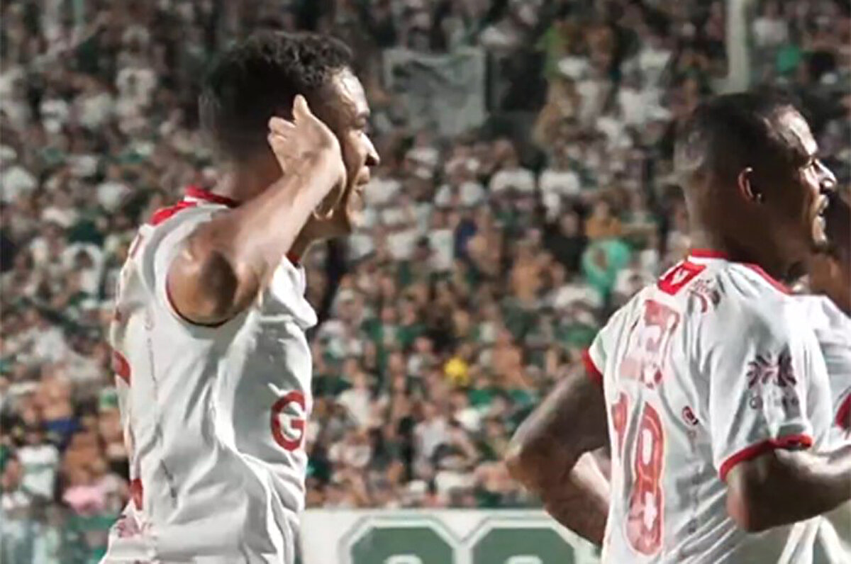 Vila Nova maçın 89. dakikasında Arilson'un golüyle 2-2 eşitliği yakaladı. Vila Nova sağ beki Elias, gol sevincini elini kulaklarına götürerek yaşadı.<br>