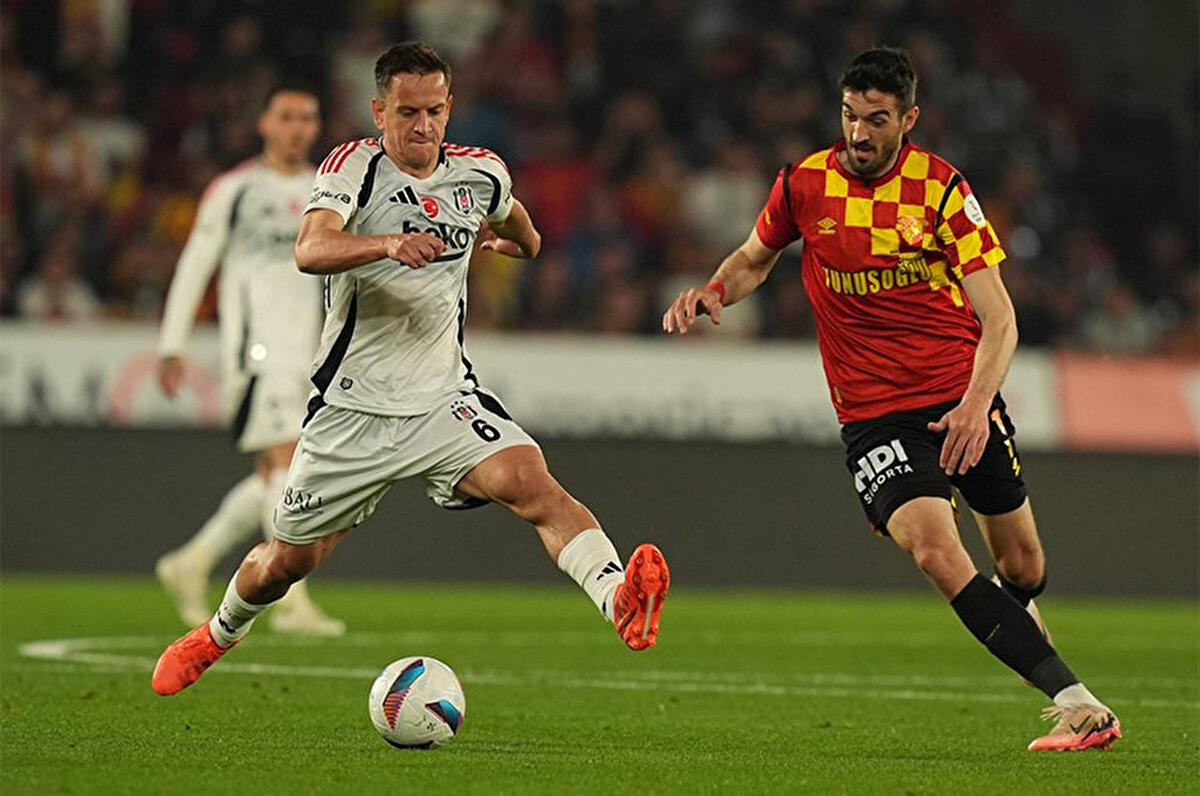 Trendyol Süper Lig'in 32. haftasında Beşiktaş, Göztepe'ye konuk oldu. Siyah beyazlılar, İZmir temsilcisi ile 1-1 berabere kaldı.<br>