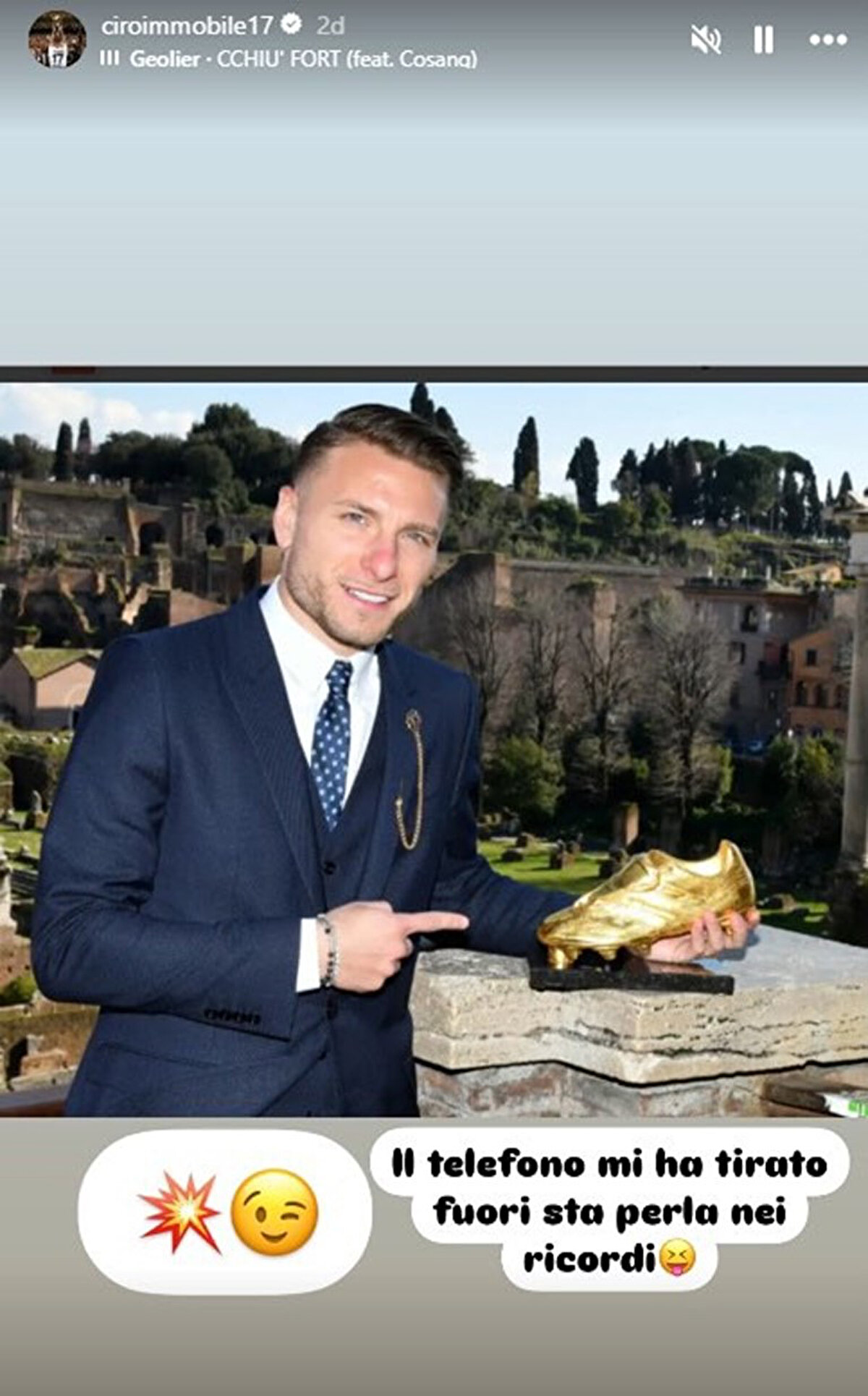 Kazandığı altın ayakkabı ile fotoğrafını paylaşam Immobile, "Telefon, bu mücevheri hafızamda canlandırdı" notunu yazdı.<br>