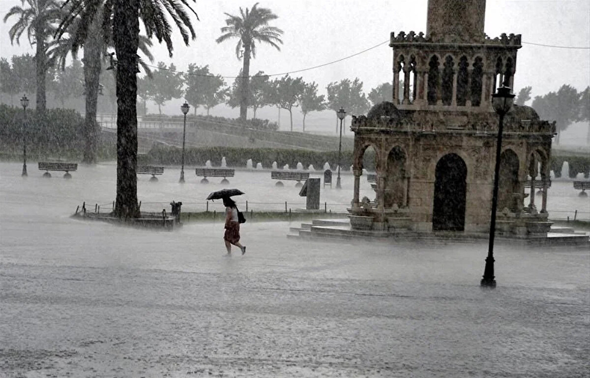 Çelik, İzmir'de salı akşam saatlerinde yağış geçişi beklendiğini, perşembeden itibaren gök gürültülü sağanak görüleceğini ve sıcaklıkların 1 hafta boyunca 25 derece civarında olacağını kaydetti.