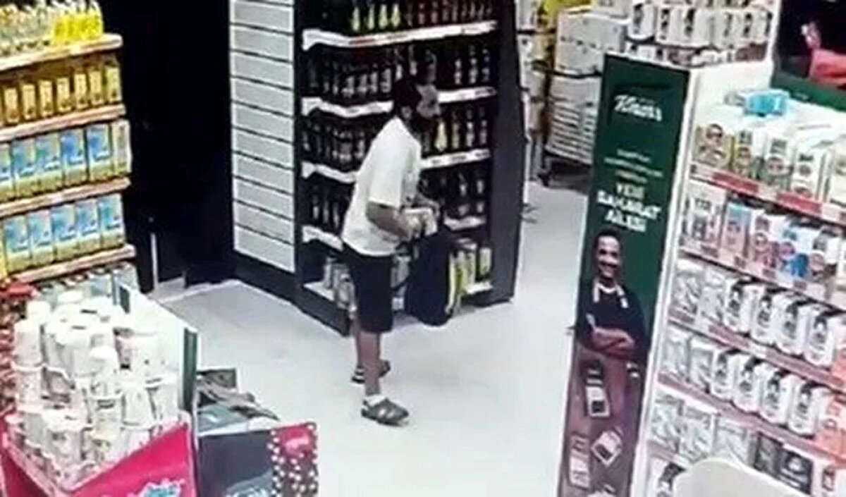 Mustafa Kemal Paşa Mahallesi'ndeki bir mağazanın önünde duran valiz, dükkanın önüne gelerek bir süre oturan şüpheli tarafından çalındı. Aynı şüpheli, aynı gün bölgedeki bir markete de giderek, raflardaki ürünleri ceplerine doldurduktan sonra ödeme yapmadan kaçtı.