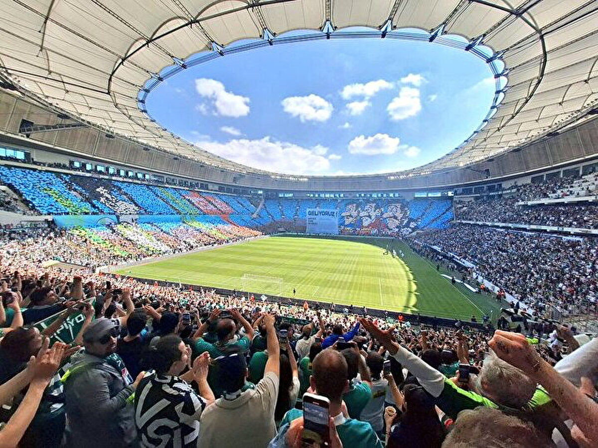 Teksas, Red Kit ve Daltonlar temalı koreografide dev bir gazete kupüründe "Geliyoruz" manşetinin atıldığı görüldü. Daltonlar'a; Fenerbahçe, Galatasaray ve Beşiktaş formalarının giydirilerek gönderme yapılması dikkati çekti.<br>