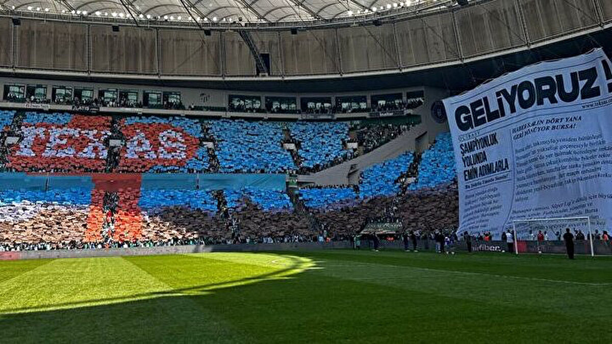 Bursasporlu taraftarlar, karşılaşma öncesi tribünlerin büyük bölümünü kapsayan muhteşem bir koreografiye imza attı.<br>
