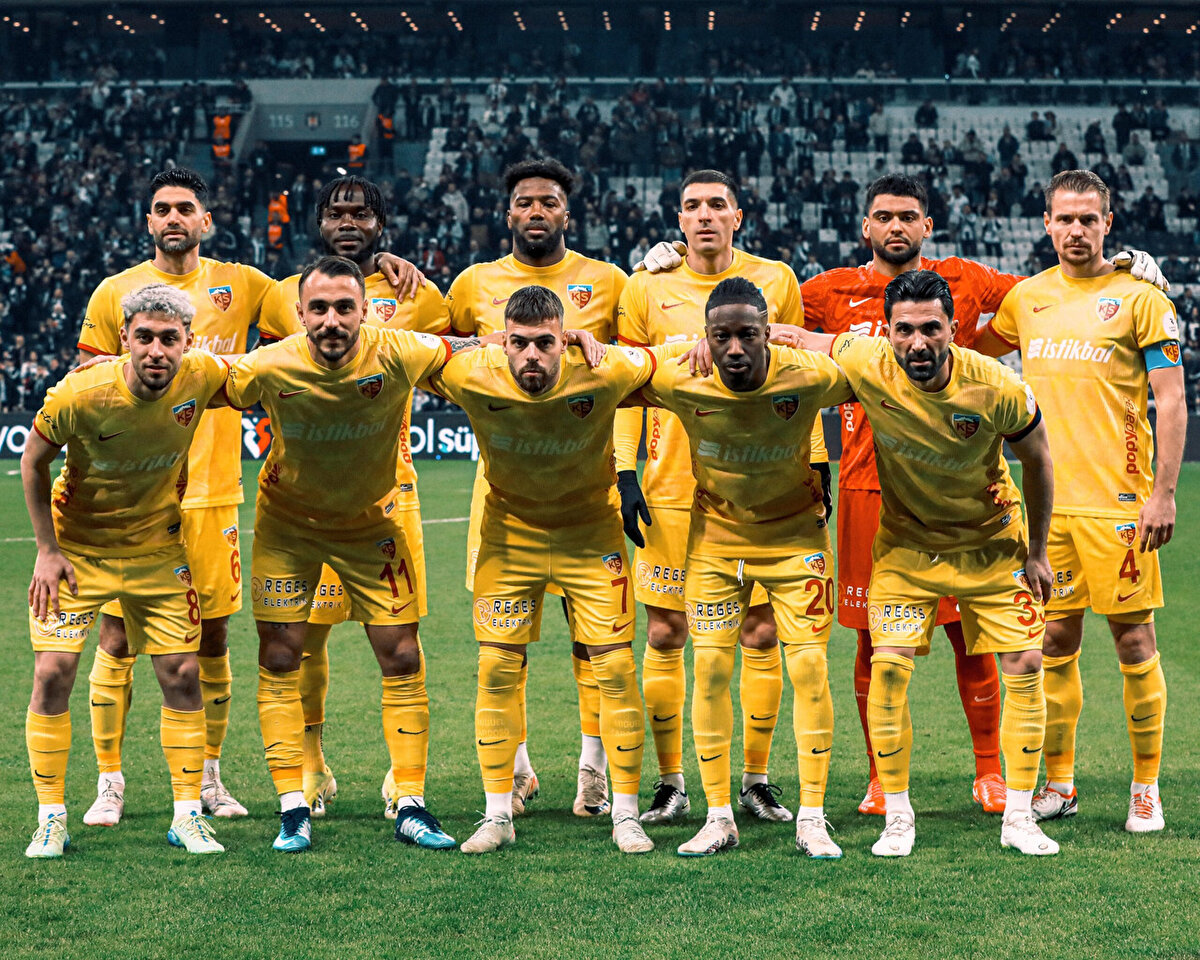 Kayserispor'da 9 eksik<br><br>Cezalı Kartal Yılmaz, Miguel Cardoso, Mehdi Bourabia, Dimitrios Kolovetsios ve Majid Hosseini'nin yanı sıra sakatlıkları bulunan Hasan Ali Kaldırım, Stephane Bahoken, Yaw Ackah ve Arif Kocaman maçta forma giyemeyecek.