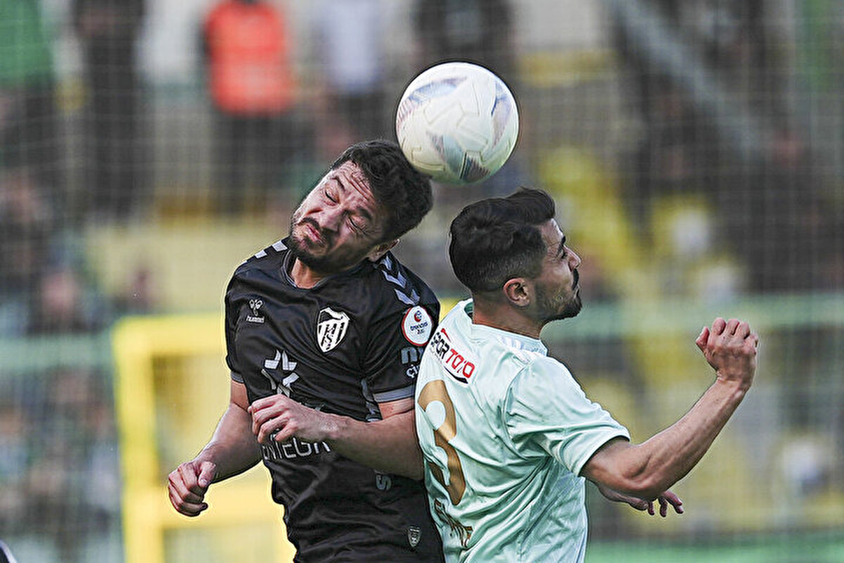 Mücadeleye hızlı başlayan Erokspor 13. dakikada Kayode ile 1-0 öne geçti. Körfez ekibi bu gole 40. dakikada Oğulcan Çağlayan (P) ile karşılık verdi.<br>