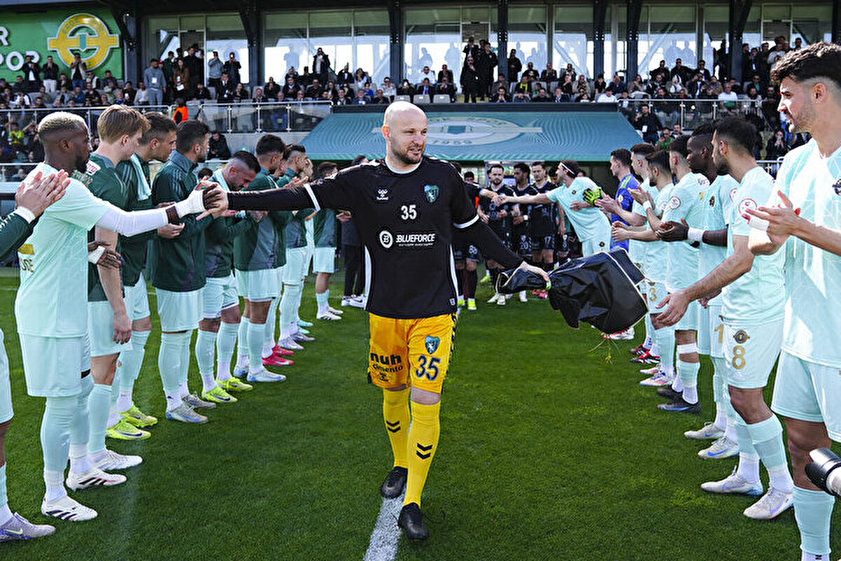 Dün akşam Fatih Karagümrük ile Erzurumspor'un puan kaybetmesinin ardından Süper Lig'e yükselmesi kesinleşen Kocaelispor takımı, seremoni öncesi alkışlarla sahaya geldi.<br>