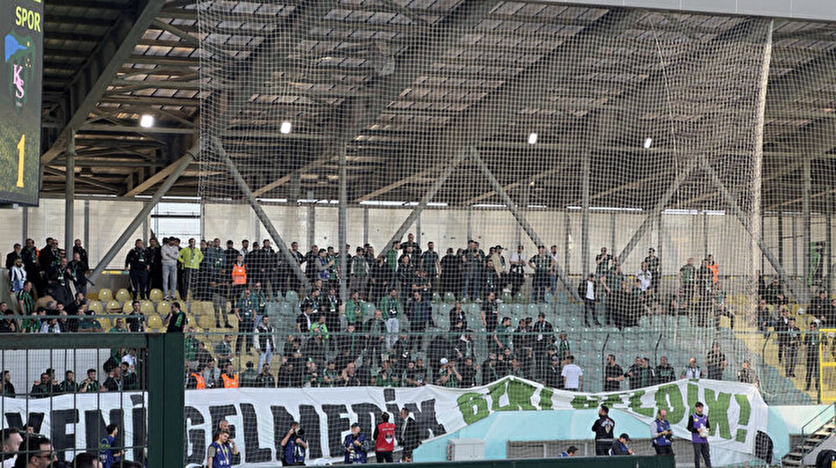 İstanbul deplasmanında Kocaelispor taraftarları, dışarıda kalan arkadaşları stada alınmadığı için tribünü terk etti.<br>