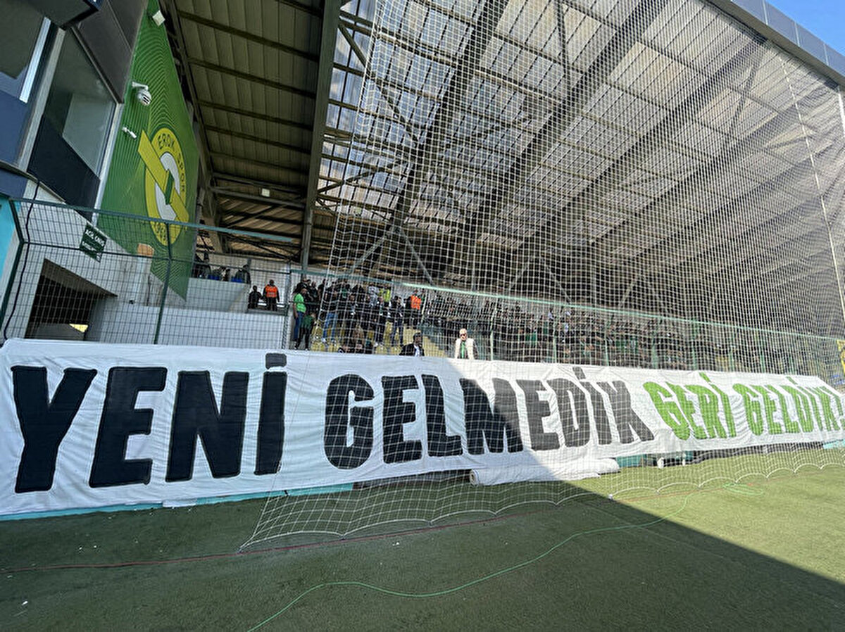 Mücadelenin ikinci yarısında deplasman tribününde yer alan yeşil-siyahlı taraftarlar, dikkat çeken bir protestoya imza attı.<br>