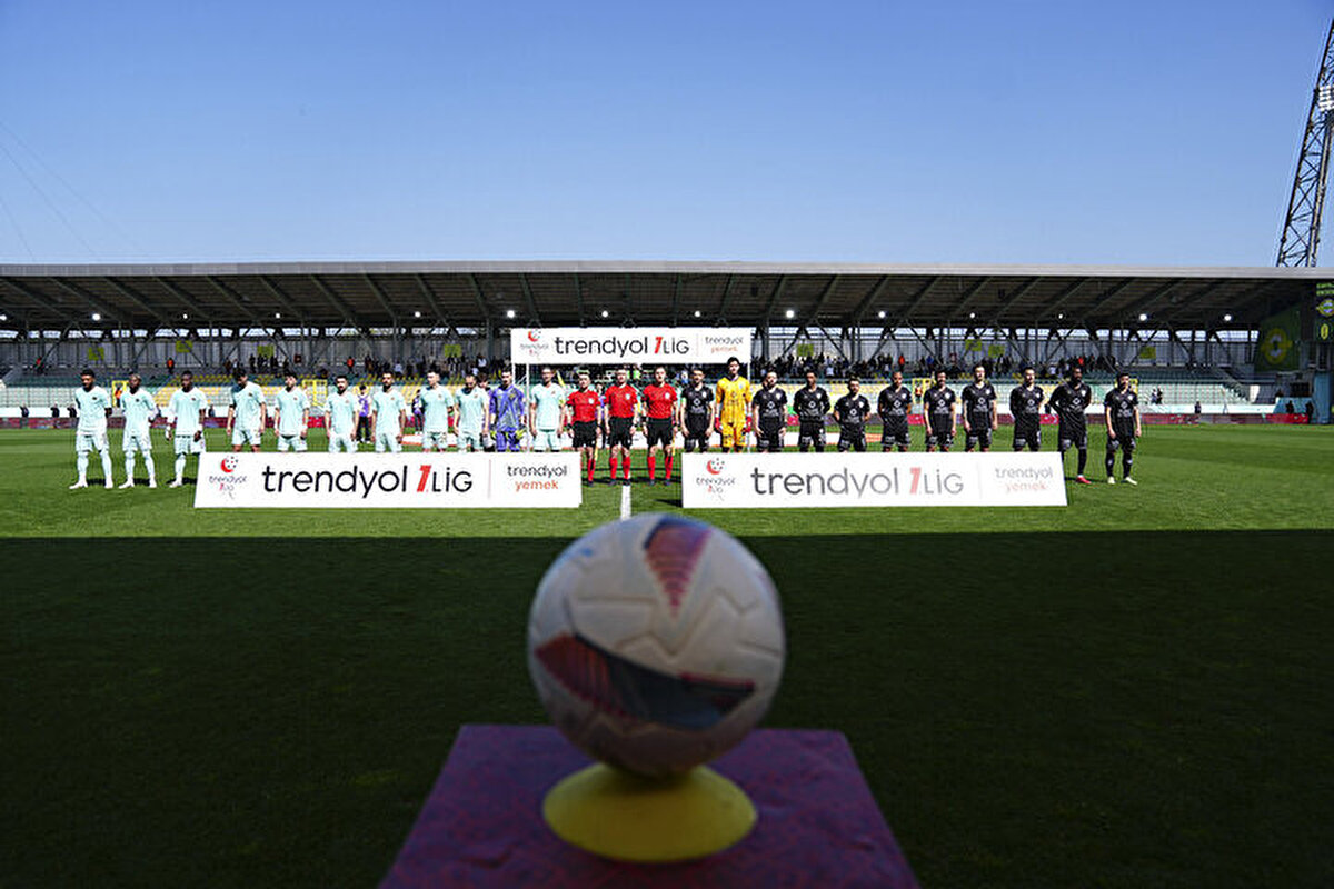 Trendyol 1. Lig 35. hafta karşılaşmasında Kocaelispor deplasmanda Esenler Erokspor ile karşı karşıya geldi.<br>