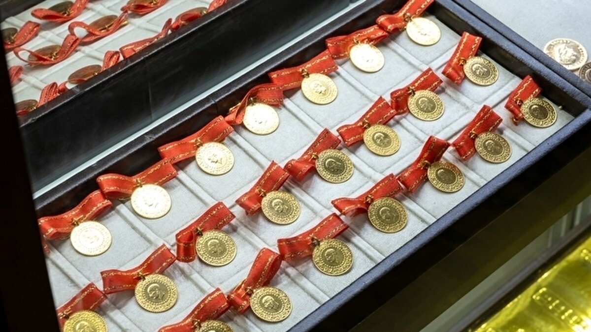 Dünya genelinde enflasyon ve resesyon endişeleri sürerken, ABD yönetiminin tarifelere yönelik izlediği politikalar ile başta Çin olmak üzere diğer ekonomilerin verebileceği karşılıklar, küresel piyasalarda ana belirsizlik unsuru olmaya devam etti. Karşılıklılık esaslı tarifelerin yarı iletken ve bazı teknoloji ürünlerine uygulanmayacağının açıklanmasının ardından hafta başında artan risk iştahı, takip eden gelişmeler ışığında belirli ölçüde azaldı. Peki, tüm bu gelişmelerden sonra altın fiyatlarında son durum nedir? İşte, 20 Nisan 2025 altın fiyatları...