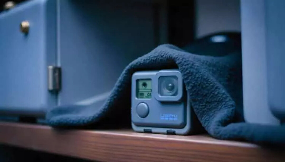 EN ÇOK O BÖLGELERE SAKLIYORLAR!<br><br> <br><br>Gizli kameralar, güvenlik amacıyla ya da kötü niyetli kullanımlar için çeşitli alanlara yerleştirilebiliyor. Özellikle mahremiyetin önemli olduğu alanlarda bu tür cihazlara karşı dikkatli olmak şart. Güvenlik uzmanları tatile gidenlere yönelik uyarılarda bulundu. Peki gizli kameralar en çok nerelere saklanıyor?<br><br> <br><br>HABER 7 Teknoloji ekibi olarak uzmanların yorumları doğrultusunda gizli kameraların en çok bulunduğu yerleri sıraladık...