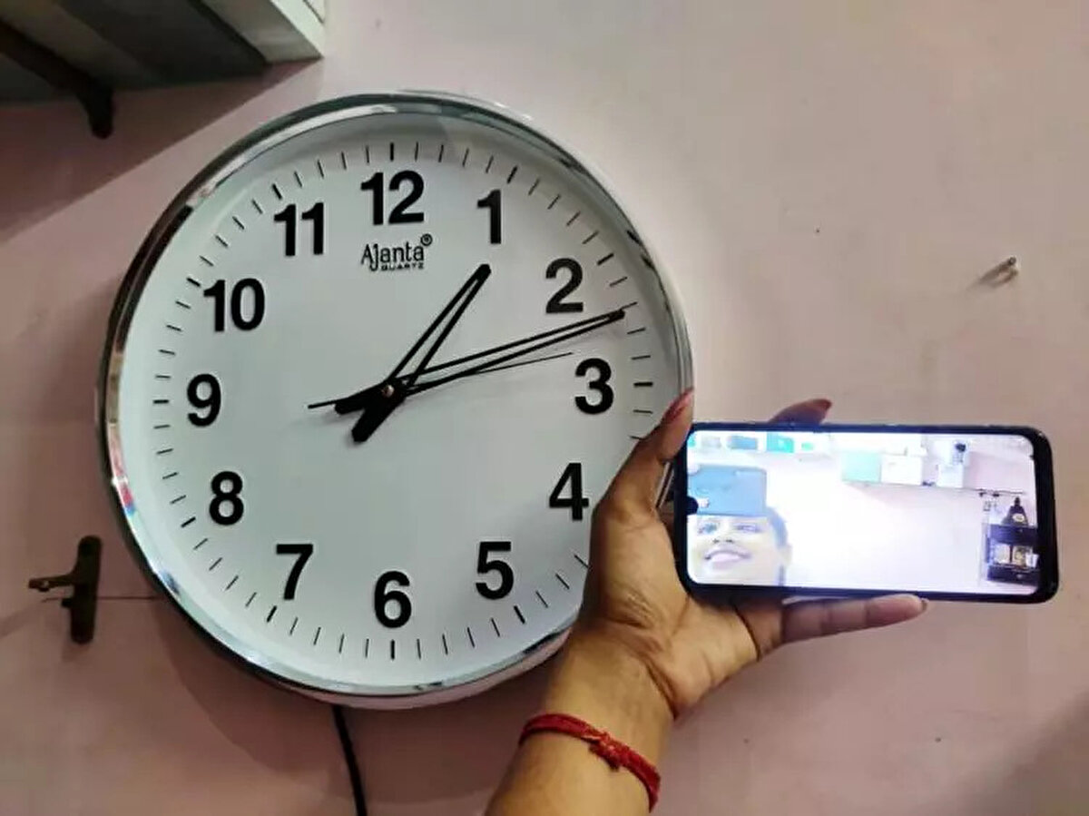 Duvar saatleri, doğal görünümleri sayesinde gizli kameraların fark edilmeden yerleştirilebileceği alanlardır.