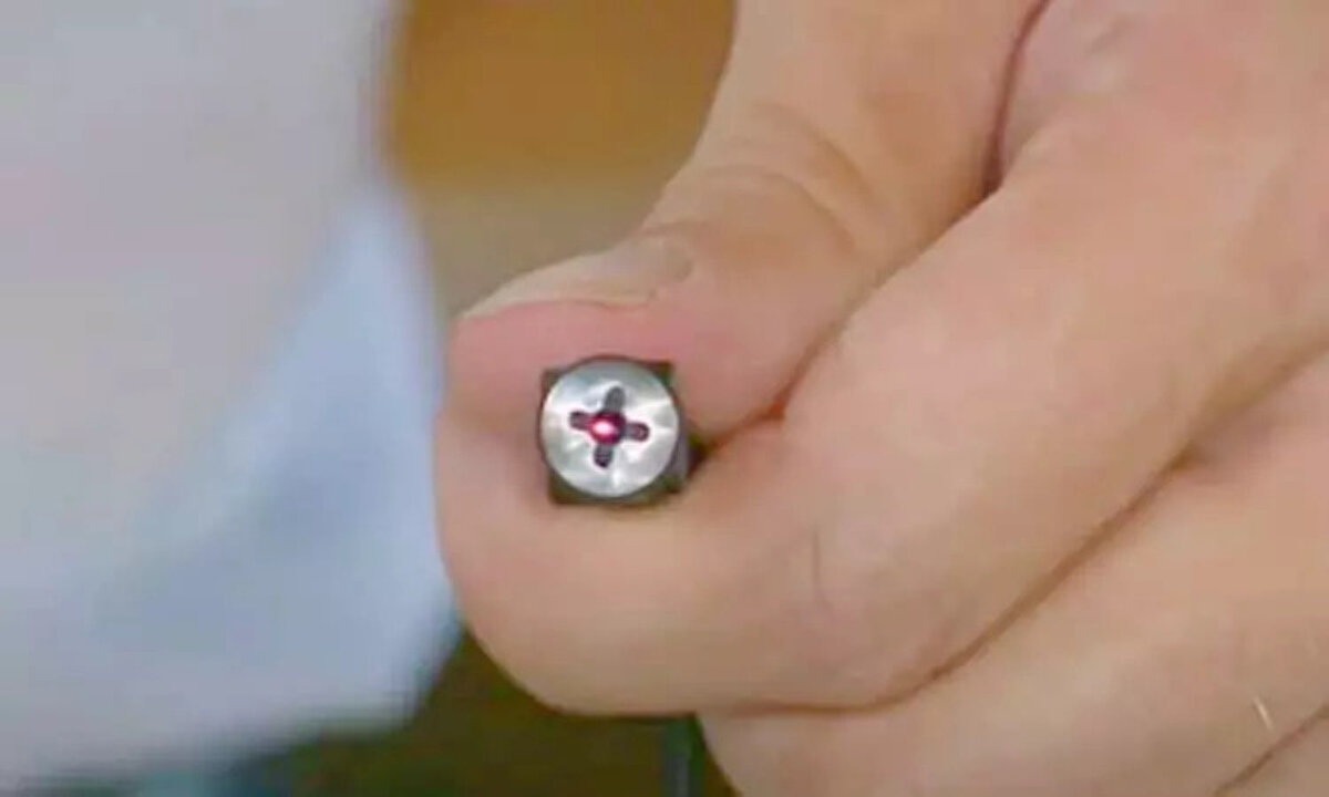 14) DUVARDAKİ ÇİVİLER VEYA ASKILIKLARIN UÇLARI